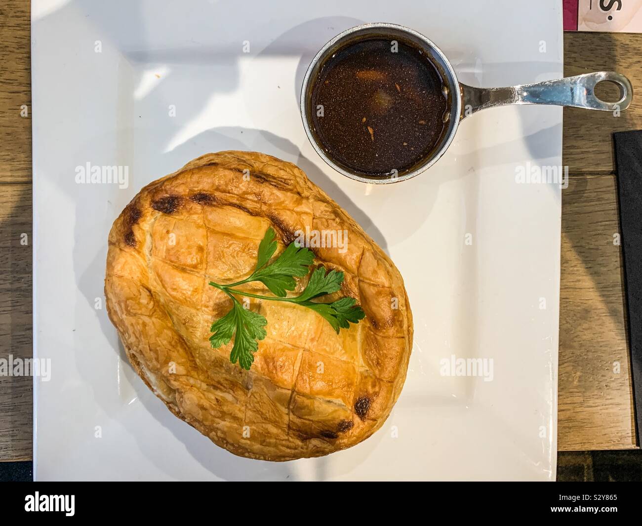Pie und Soße - Smartphone-aufgenommenes Stockfoto