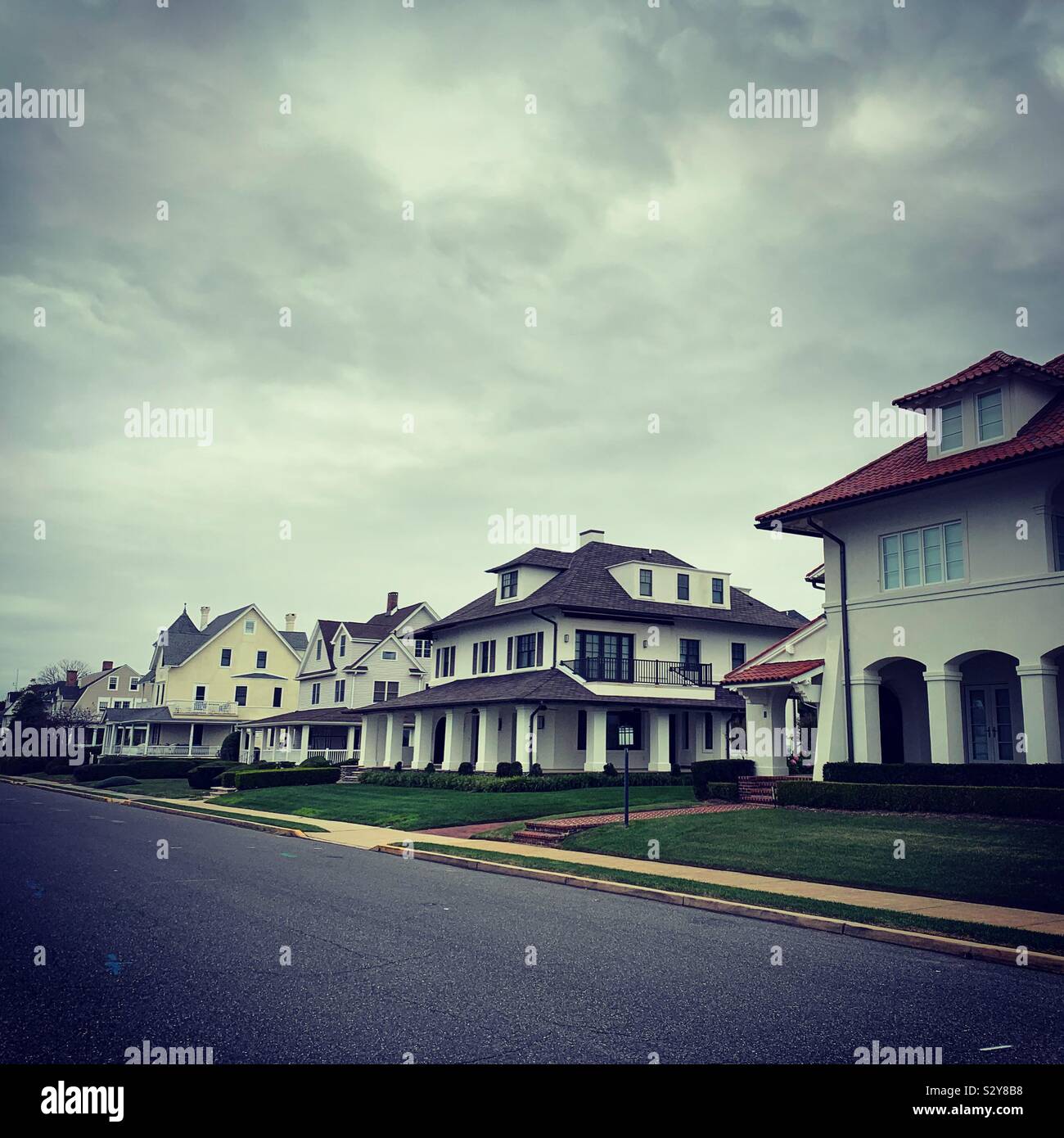 Bewölkter Himmel über Wohnungen in Allenhurst, New Jersey, United States - Smartphone-aufgenommenes Stockfoto