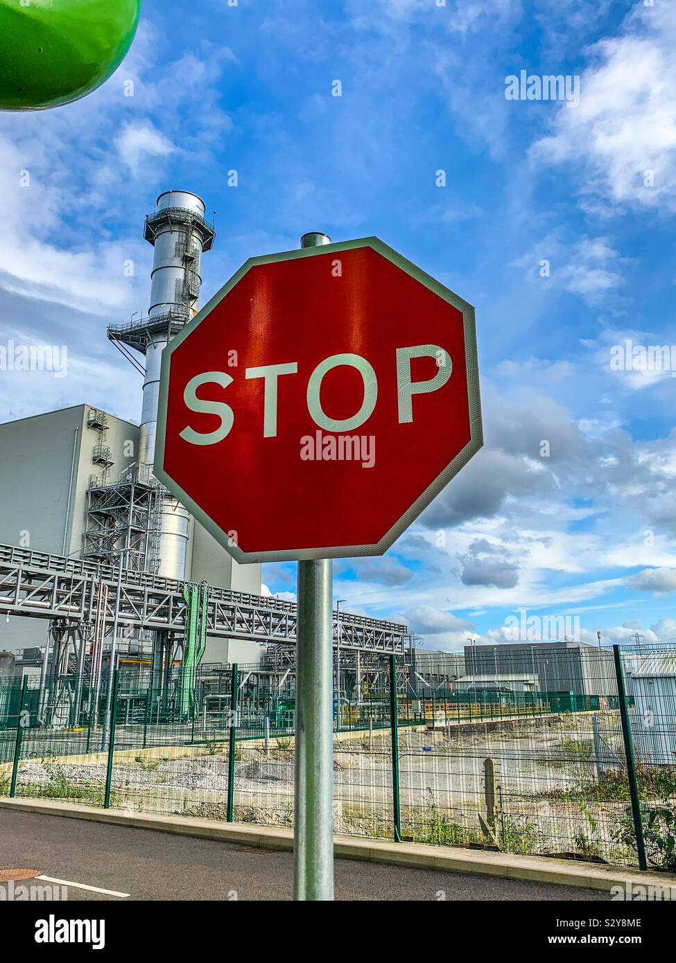 Rote STOP-Schild am Carrington Power Station Stockfoto