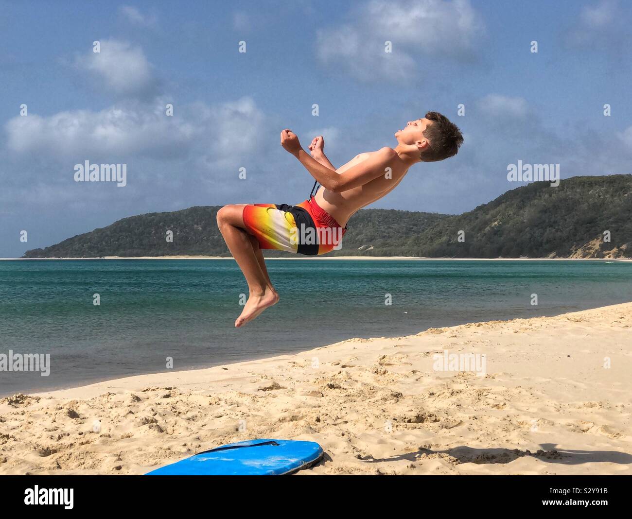 Kinder spielen am Strand backflip Saltos tumbling Stockfoto