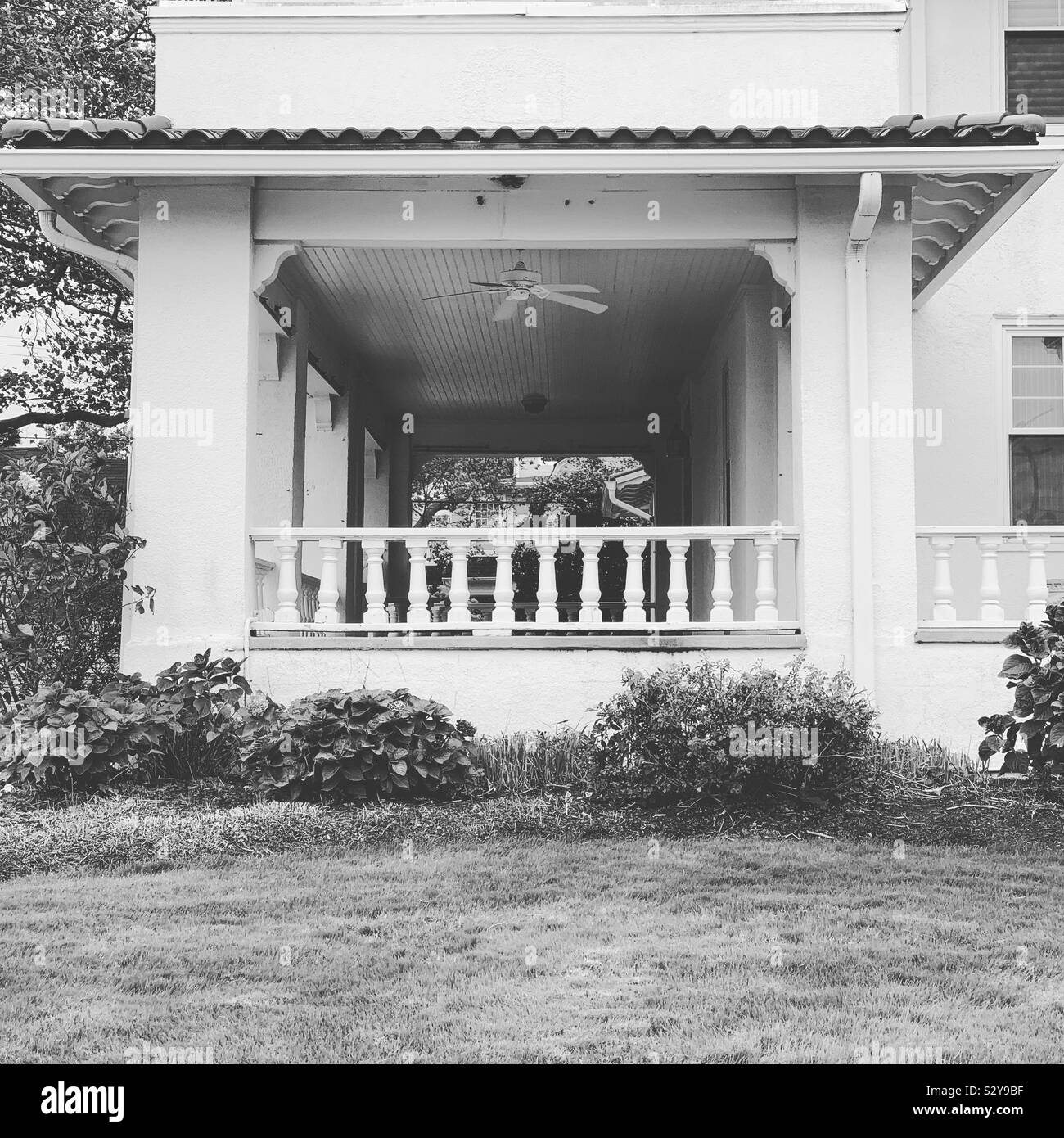 Schwarz-weiß-Bild von der Veranda eines Hauses in Allenhurst, Monmouth County, New Jersey, United States Stockfoto