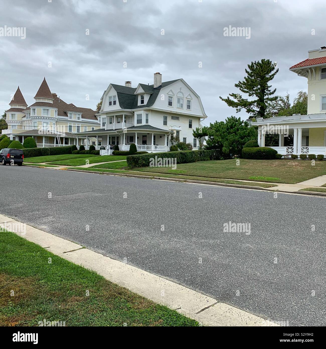 Wohnungen bei bewölktem Himmel, Allenhurst, Monmouth County, New Jersey, United States - Smartphone-aufgenommenes Stockfoto