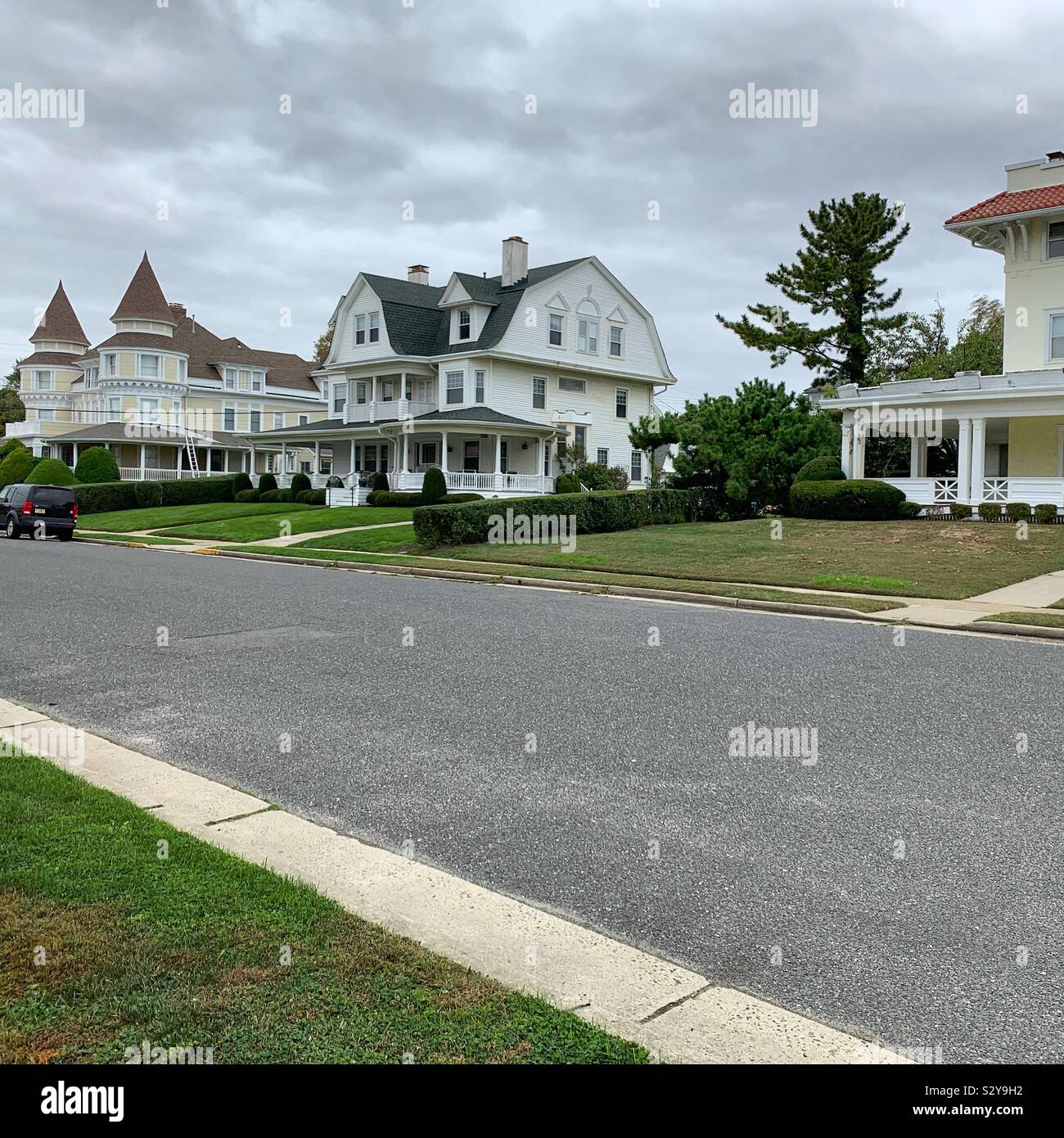 Wohnungen bei bewölktem Himmel, Allenhurst, Monmouth County, New Jersey, United States Stockfoto