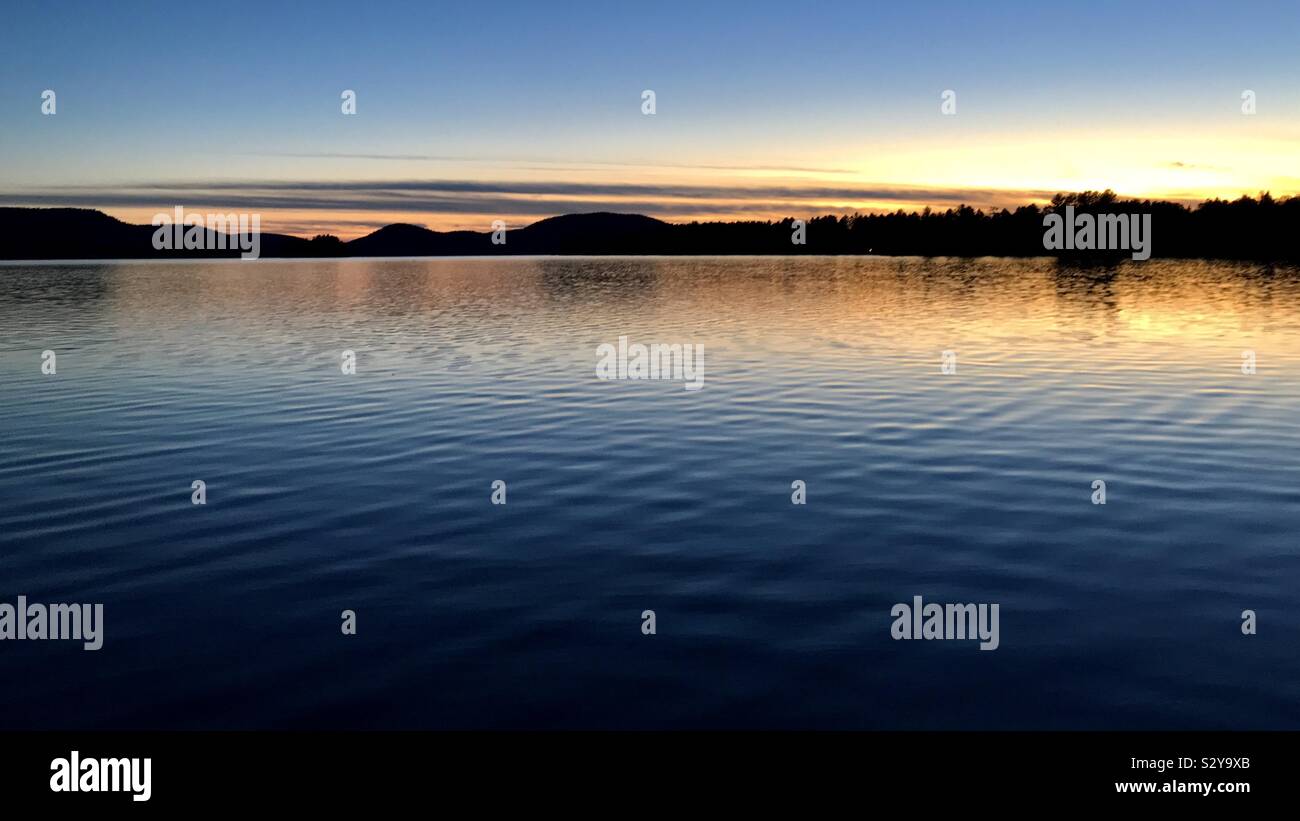 Abendrot am See angenehm nach Sonnenuntergang auf einer klaren ruhigen Herbst Abend Stockfoto