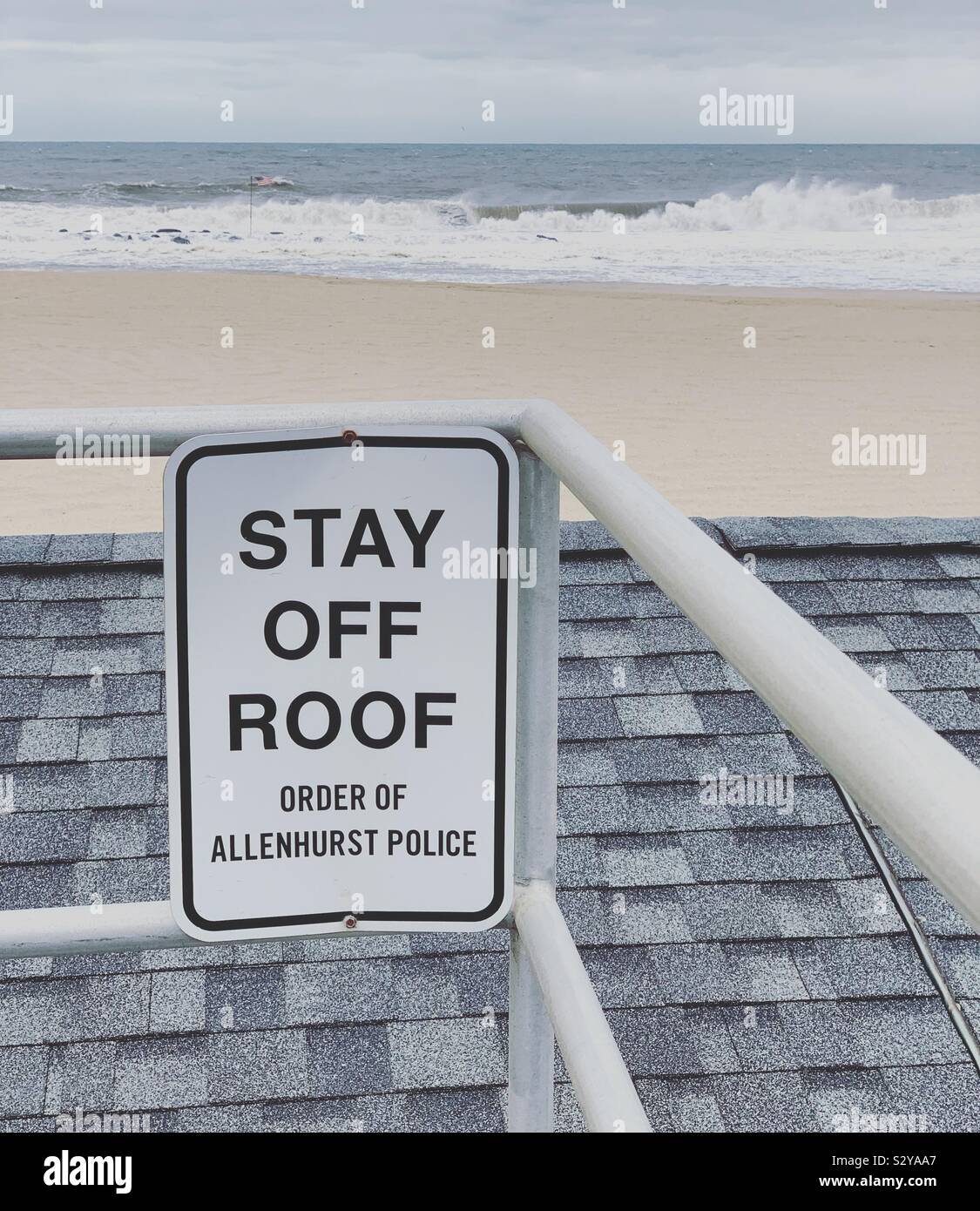 "Stay Off Dach" Zeichen auf der Promenade über dem Strand Club Cabanas, Allenhurst, Monmouth County, New Jersey, United States Stockfoto