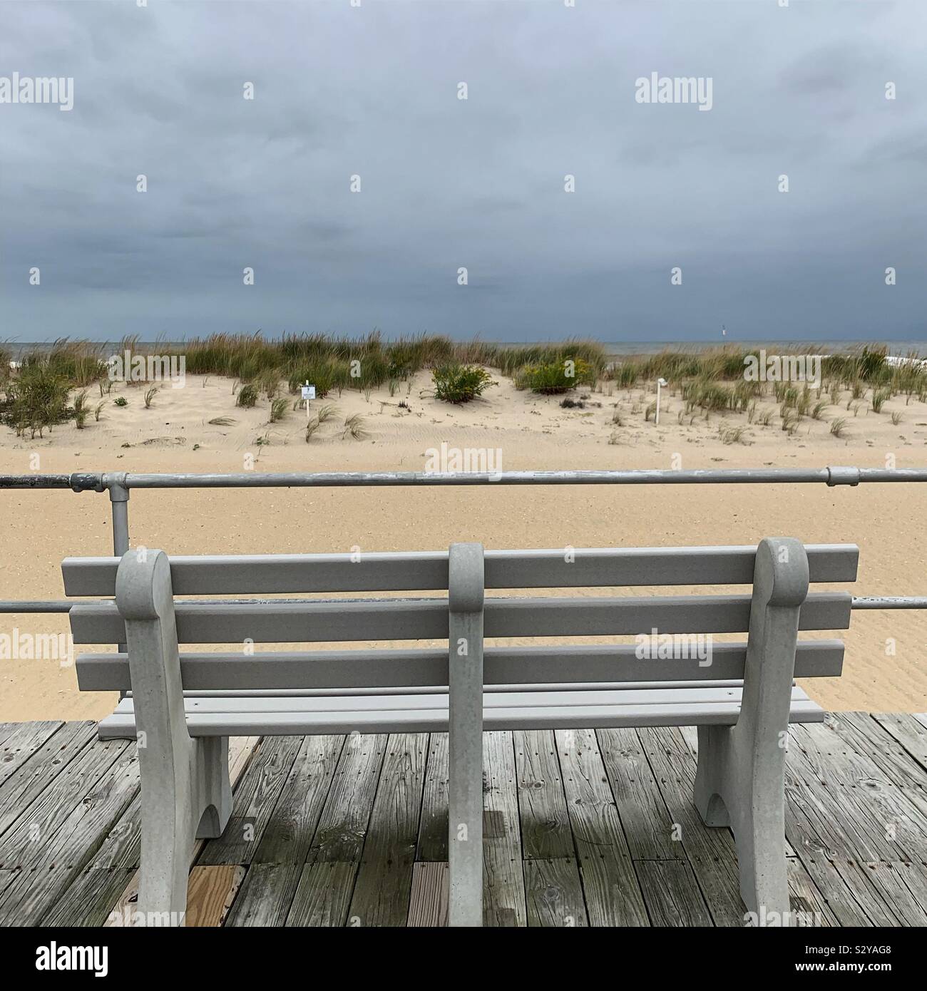 Eine Sitzbank auf der Strandpromenade in Ocean Grove, Neptun Township, Monmouth County, New Jersey, United States Stockfoto