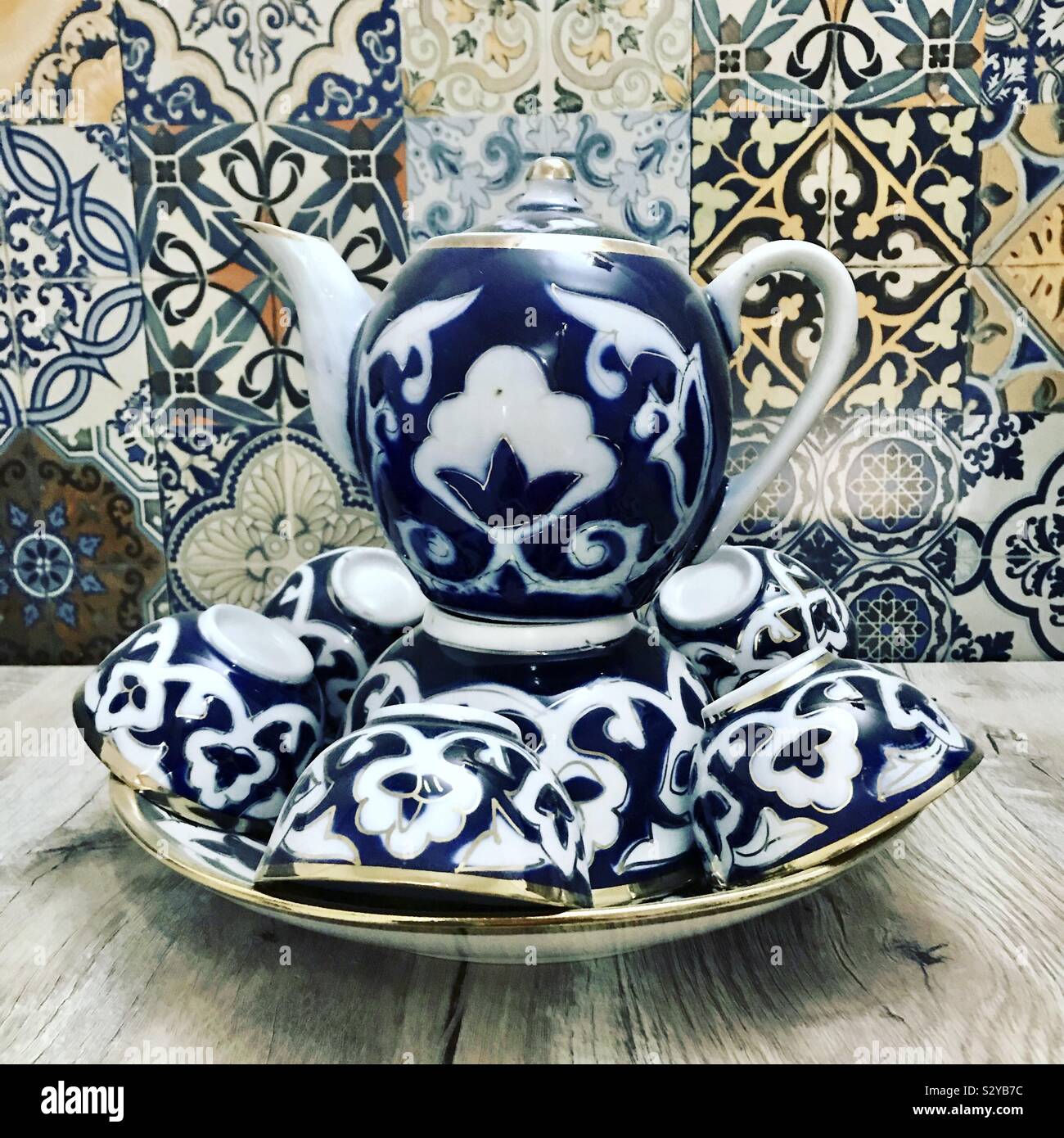 Teekanne und Tassen in Usbekistan Stockfoto