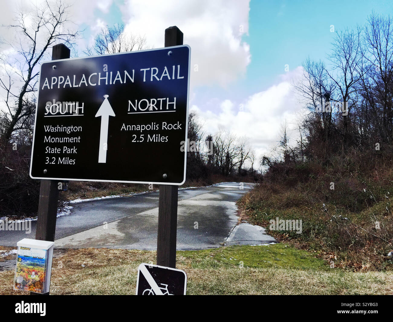 Trailhead Zeichen für Marylands Teil des Appalachian Trail am Parkplatz in Myersville. Die beliebteste Wanderung zu Annapolis Rock ist fünf Meilen in und out. Stockfoto