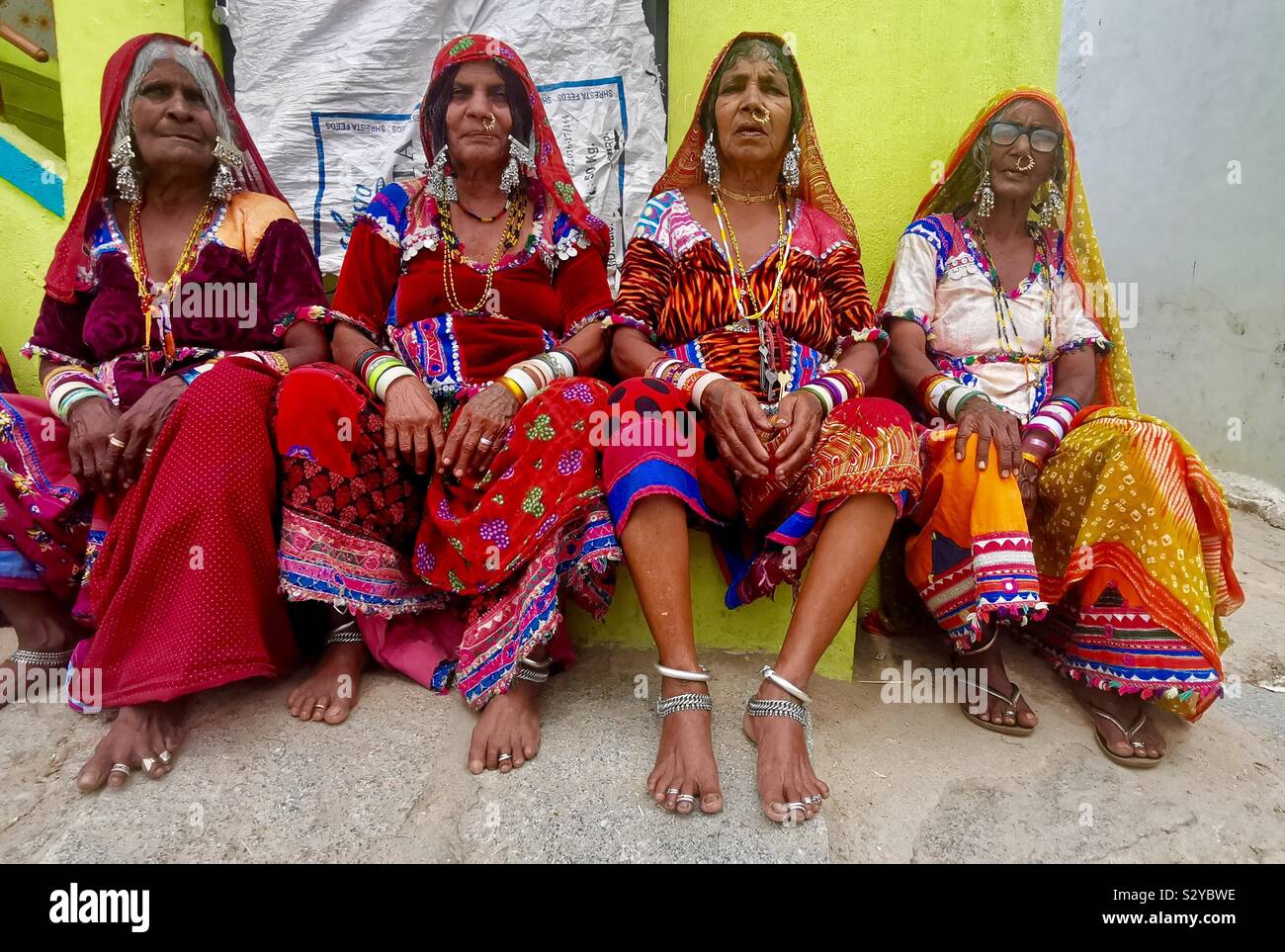 Lambadi Frauen in ihrem Dorf in Karnataka, Indien. Stockfoto