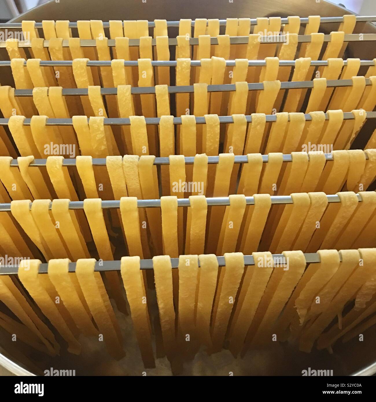 Frische, hausgemachte Pasta Streifen trocknen auf Spieße, von oben gesehen - Smartphone-aufgenommenes Stockfoto