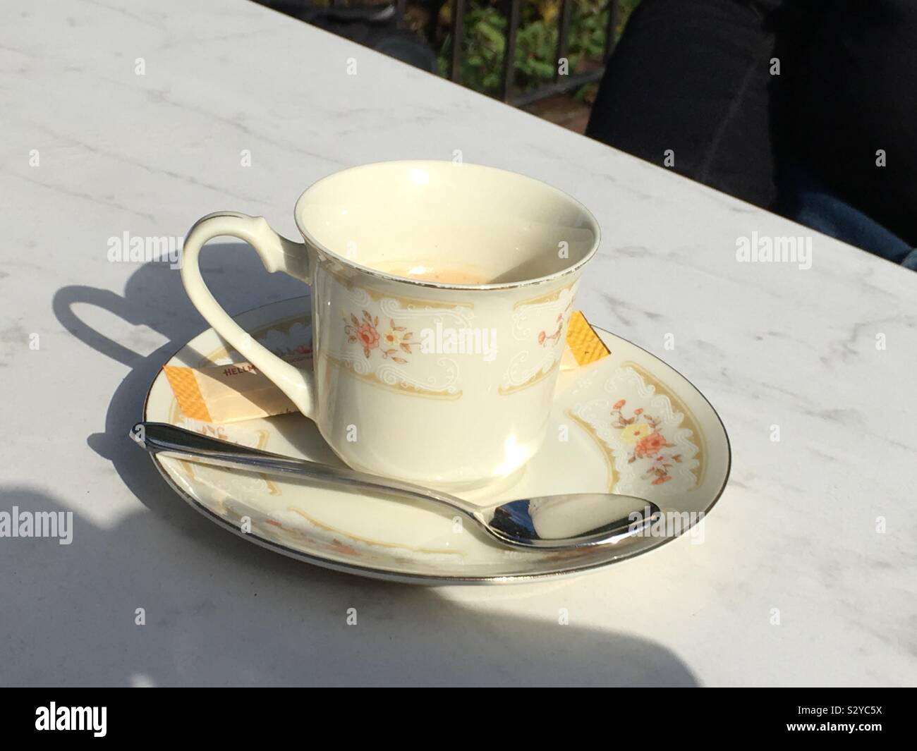 Espresso in einer alten Tasse auf dem Tisch im Freien Stockfoto