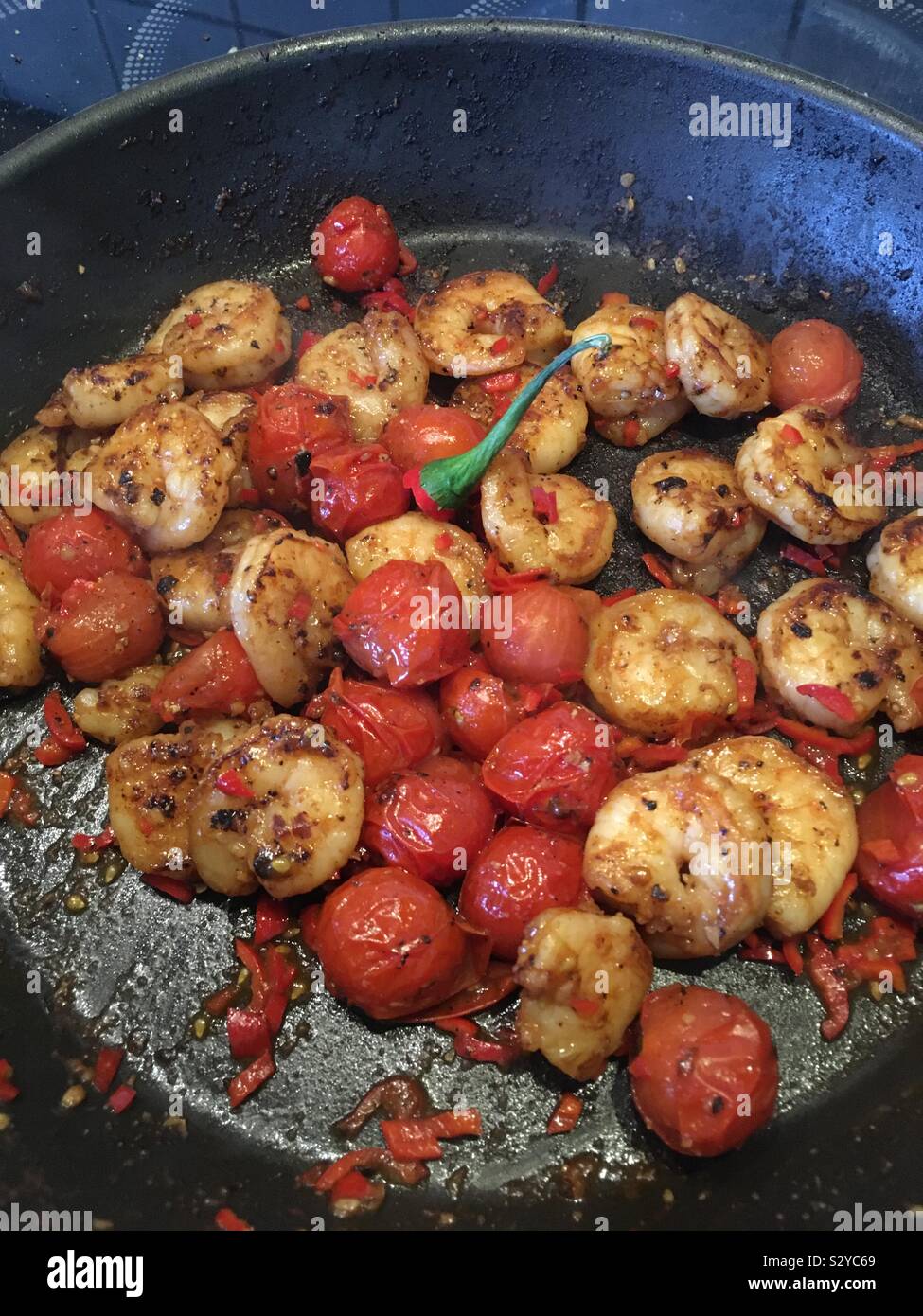 Garnelen und Tomaten in der Pfanne Stockfoto