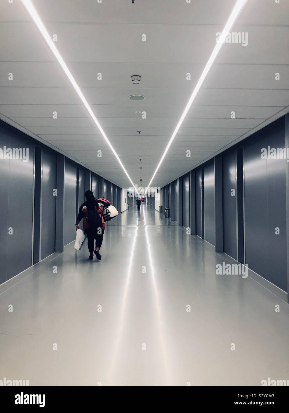 Perspektive Linien durch lange Streifen leuchtet am Flughafen Budapest gezeichnet Stockfoto