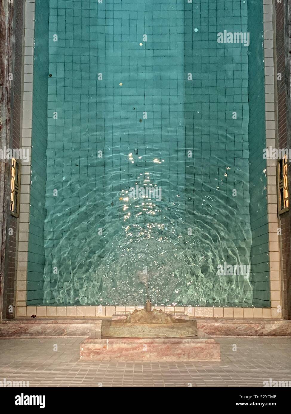 Blick von oben auf eine kleine schöne Brunnen mit sauberem Wasser - Smartphone-aufgenommenes Stockfoto