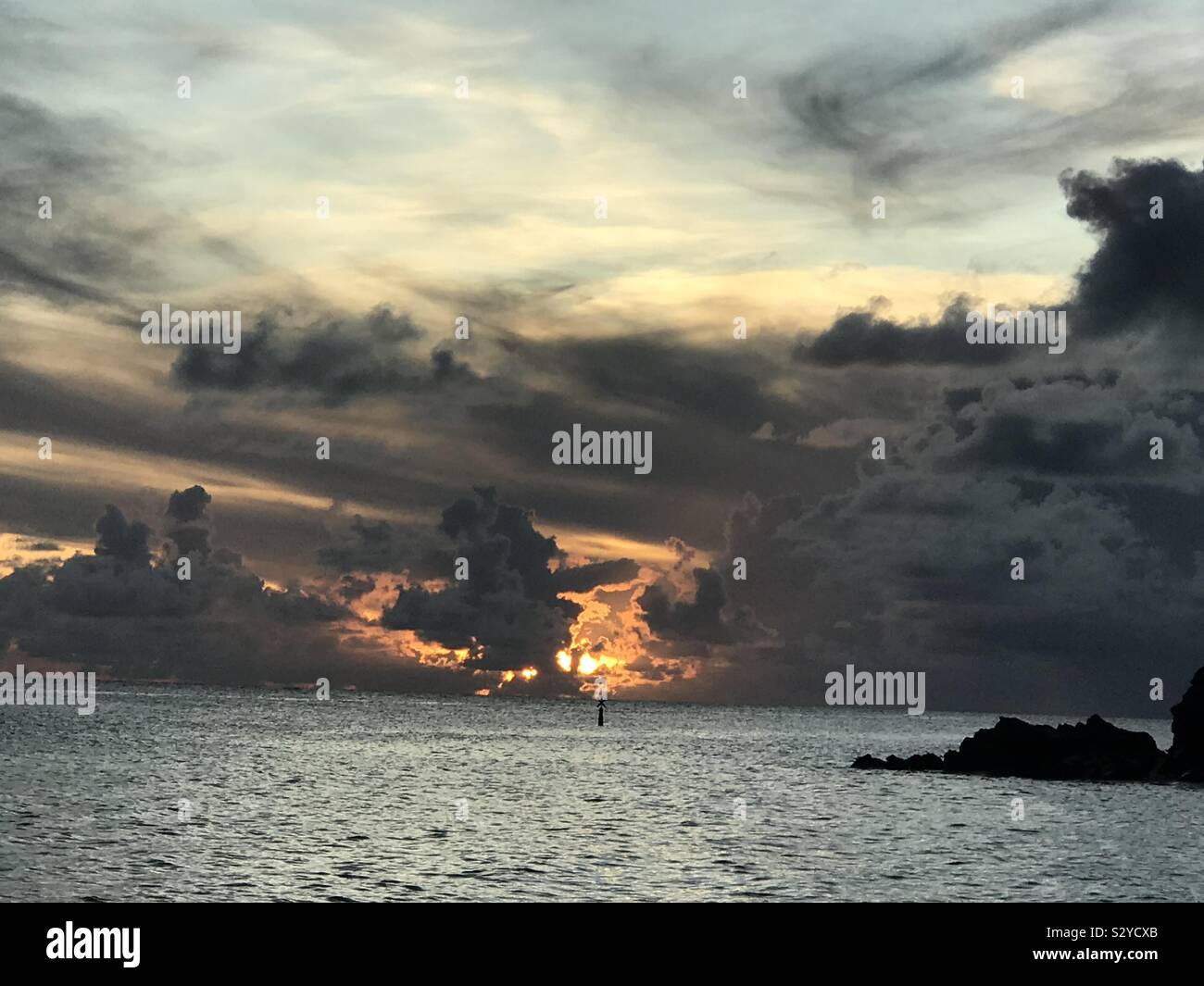 Außergewöhnliche Sonnenaufgang sehen von Shell Beach in St. Barts Insel Stockfoto