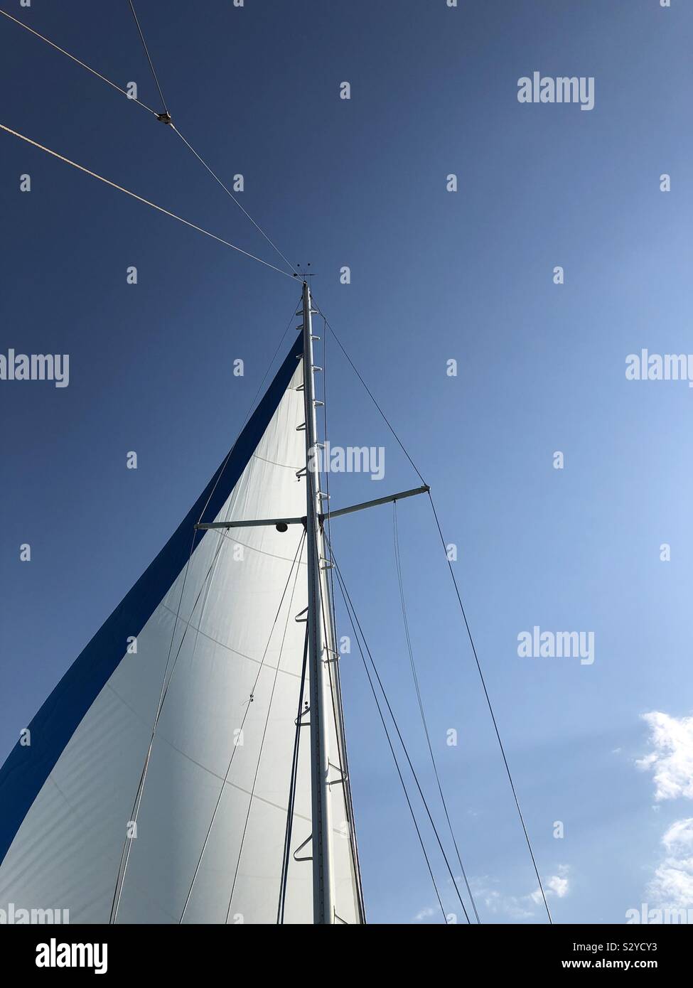 Segel von einem Segelboot gegen den Himmel. Stockfoto