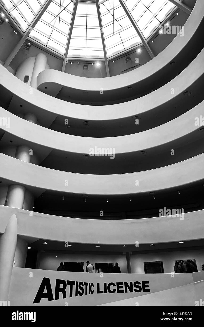 Künstlerische Lizenz im New Yorker Guggenheim Museum (schwarz und weiß) Stockfoto