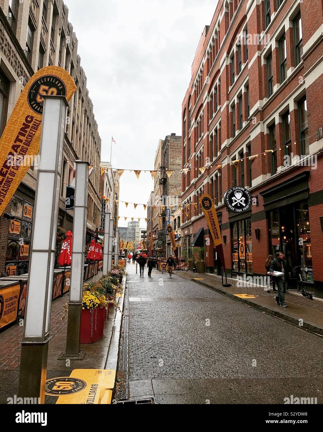 Downtown East 4th Street party Area in Cleveland, Ohio. Alte Gebäude, Geschichte, Essen und Spaß. Regentag die Gasse hinunter. Stockfoto