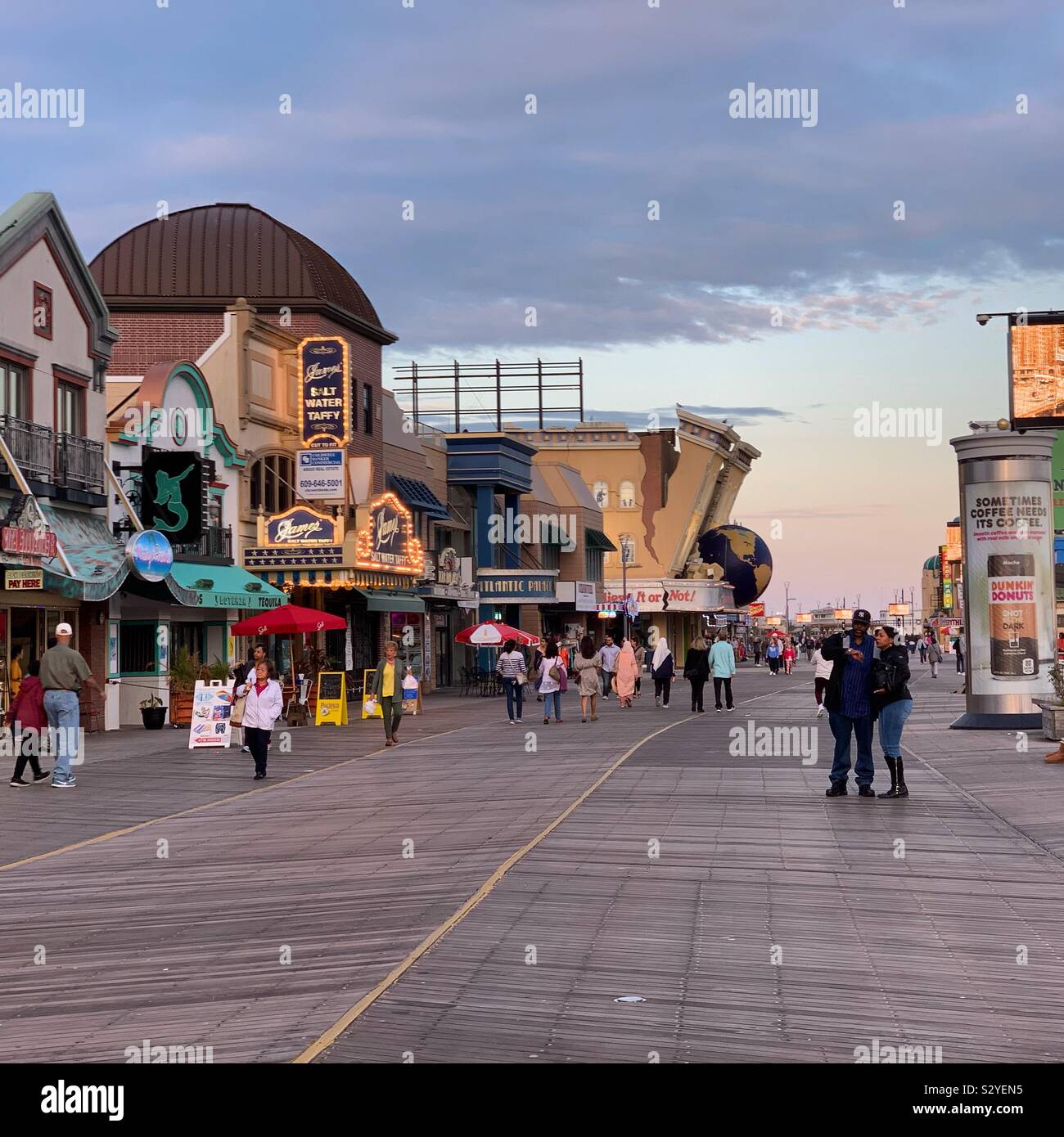 Sonnenuntergang auf der Promenade im Herbst, Atlantic City, New Jersey, United States Stockfoto