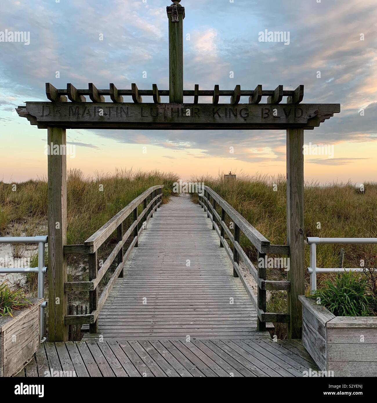 Über eine Fußgängerbrücke von Atlantic City Boardwalk an den Strand Schild zeigt Martin Luther King Blvd. Viele Atlantic City Boulevards weiter auf solche Wege für Fußgänger. Atlantic City, New Jersey, USA Stockfoto