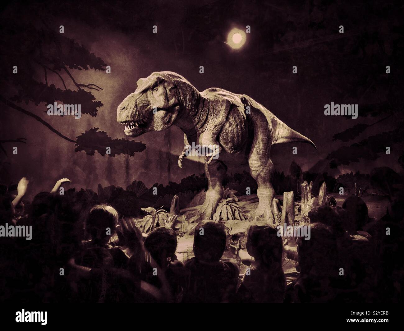 Ein Museum Ausstellung eines Lebens wie T-Rex Dinosaurier. Kinder schauen in Erstaunen, wie ein T-Rex Dinosaurier versuchen, zu "Angriff". Ein tolles Museum Ausstellung. Foto - © COLIN HOSKINS. Stockfoto