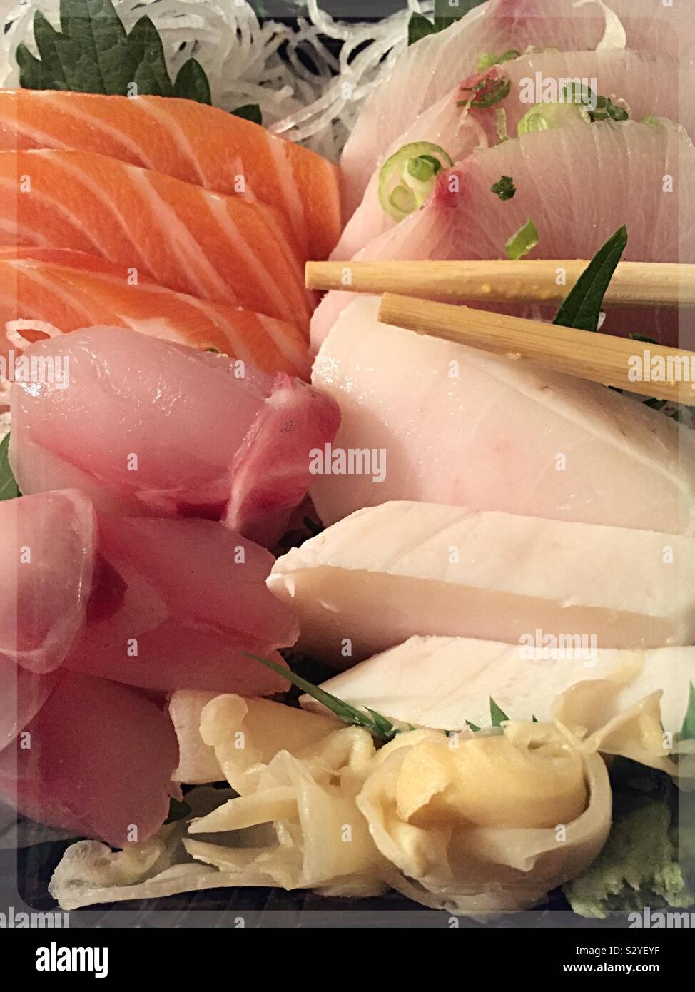 Sashimi Mahlzeit und Essstäbchen Nahaufnahme - Smartphone-aufgenommenes Stockfoto