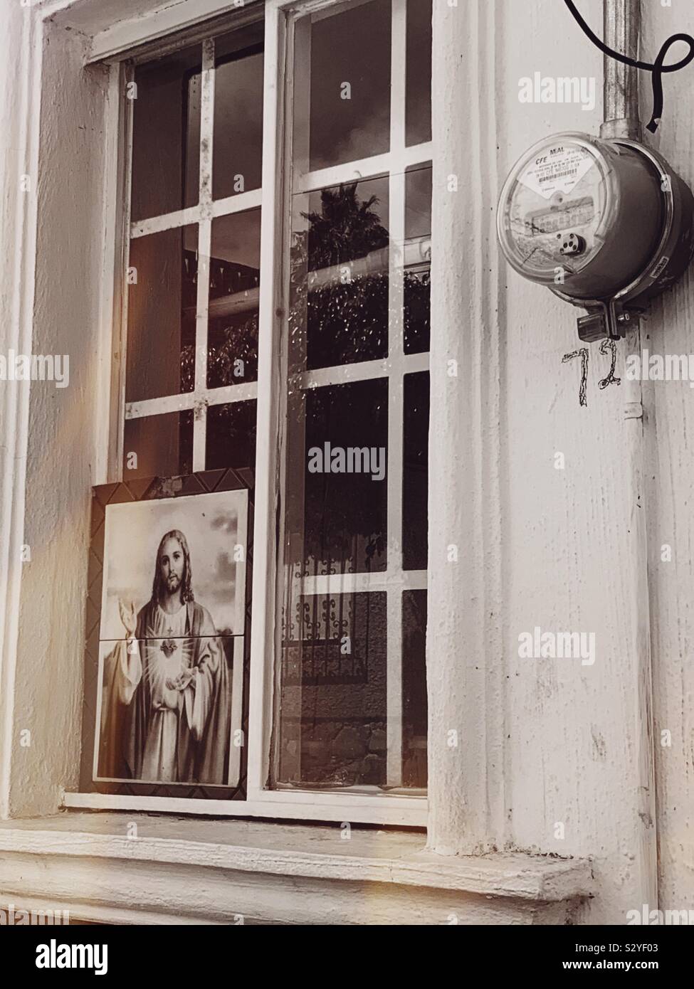 Ein Bild von Jesus ist in einem Schaufenster in der Innenstadt von Ajijic angezeigt. Stockfoto