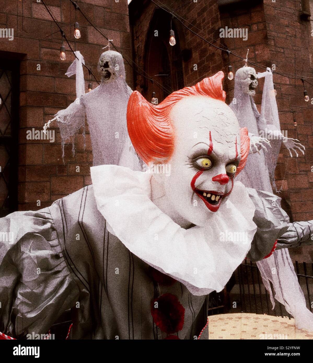 Halloween Display mit einem scary clown Abbildung, USA - Smartphone-aufgenommenes Stockfoto
