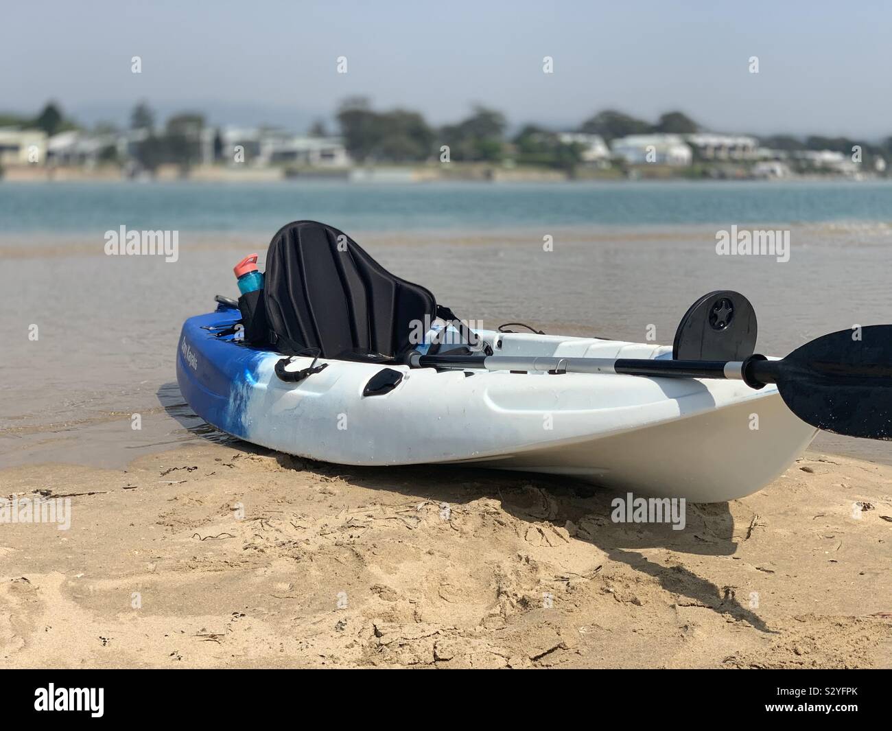 Kajak den Fluss - Smartphone-aufgenommenes Stockfoto