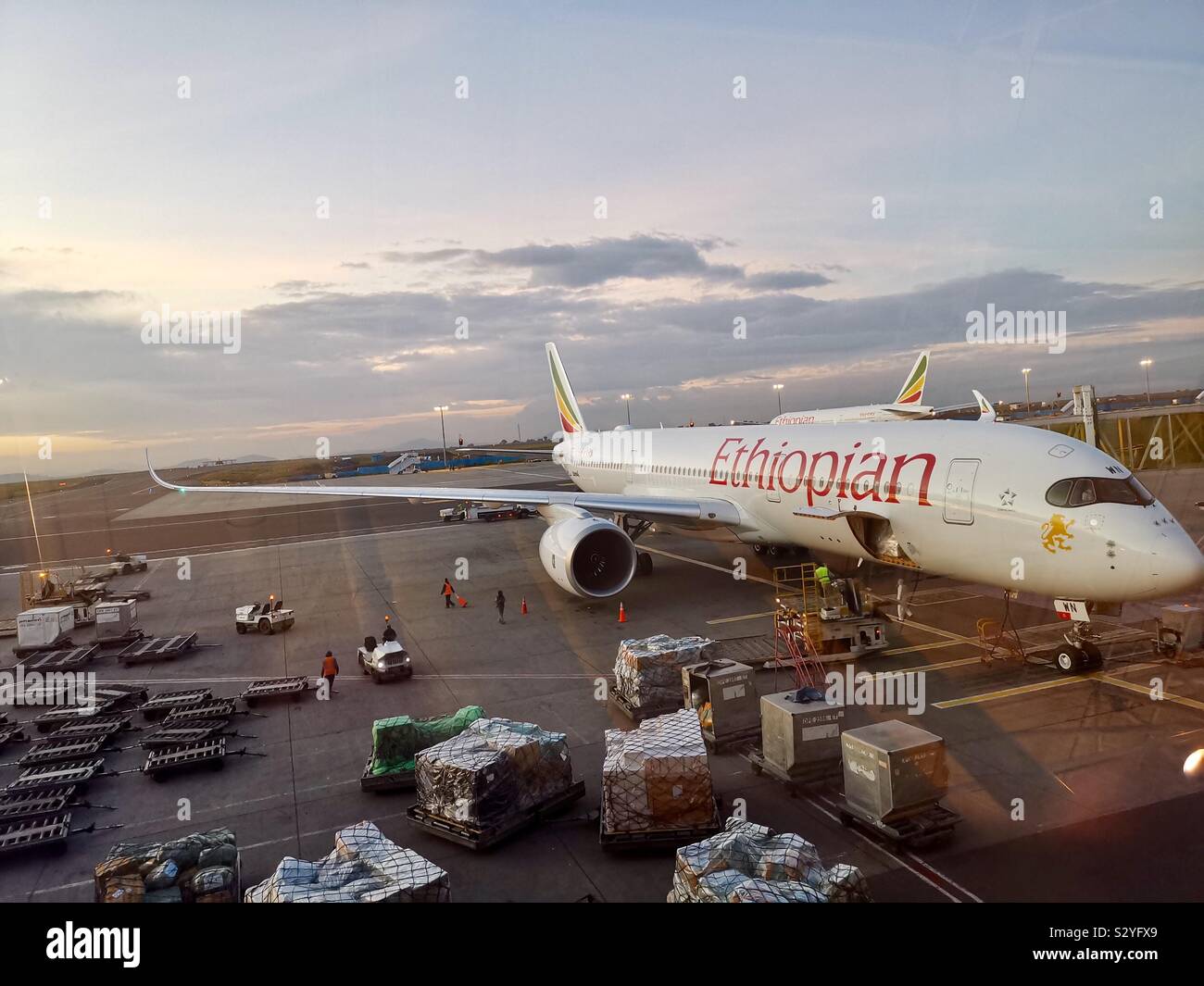 Eine Ethiopian Airlines Flugzeug in Bole International Airport in Addis Abeba. Stockfoto
