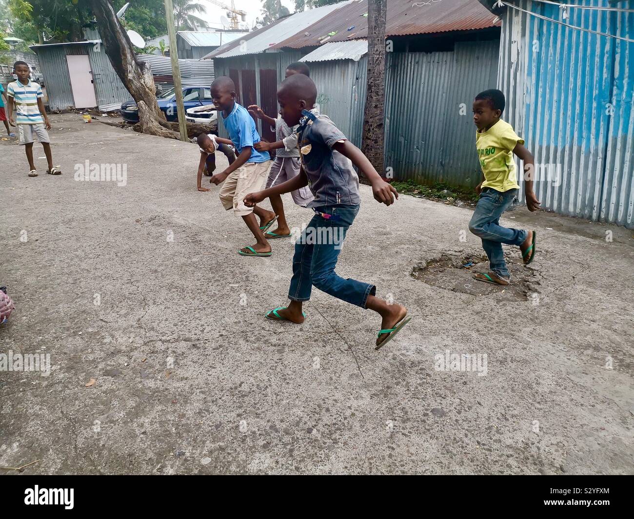 Komoren Kinder Fußball spielen in den Straßen von Moroni, Komoren. - Smartphone-aufgenommenes Stockfoto