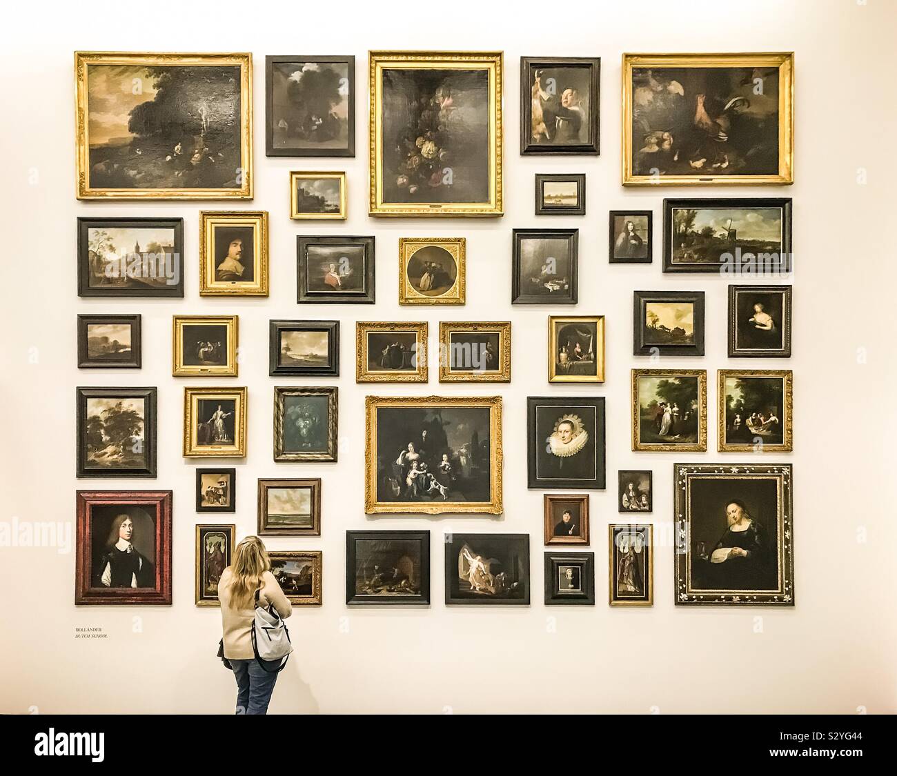 Bilderlust Kunst Ausstellung mit vielen Gemälden an die weiße Wand im Kunstmuseum Basel, Schweiz hängen. - Smartphone-aufgenommenes Stockfoto
