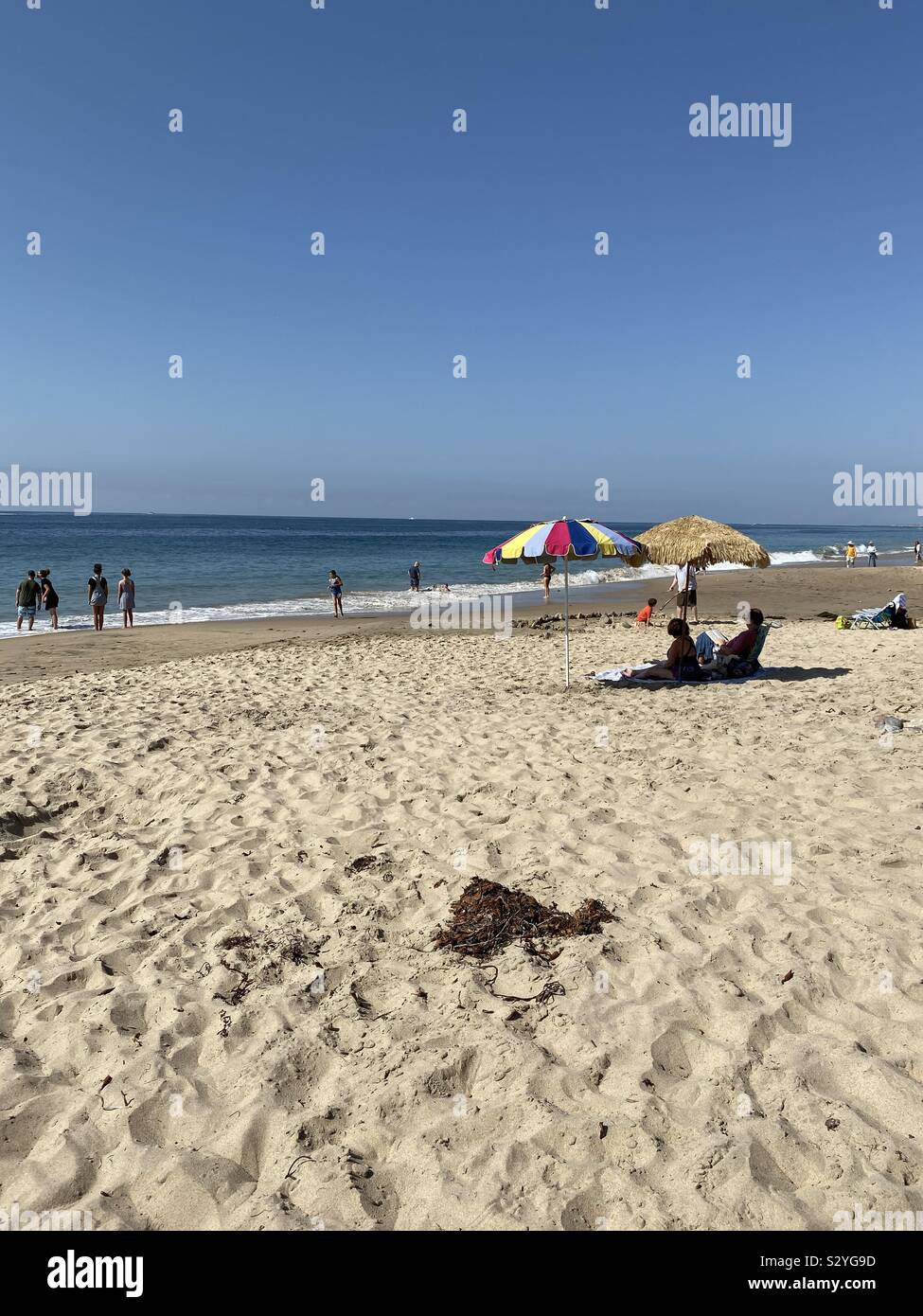 Leute auf einem California Beach an einem sonnigen Tag - Smartphone-aufgenommenes Stockfoto