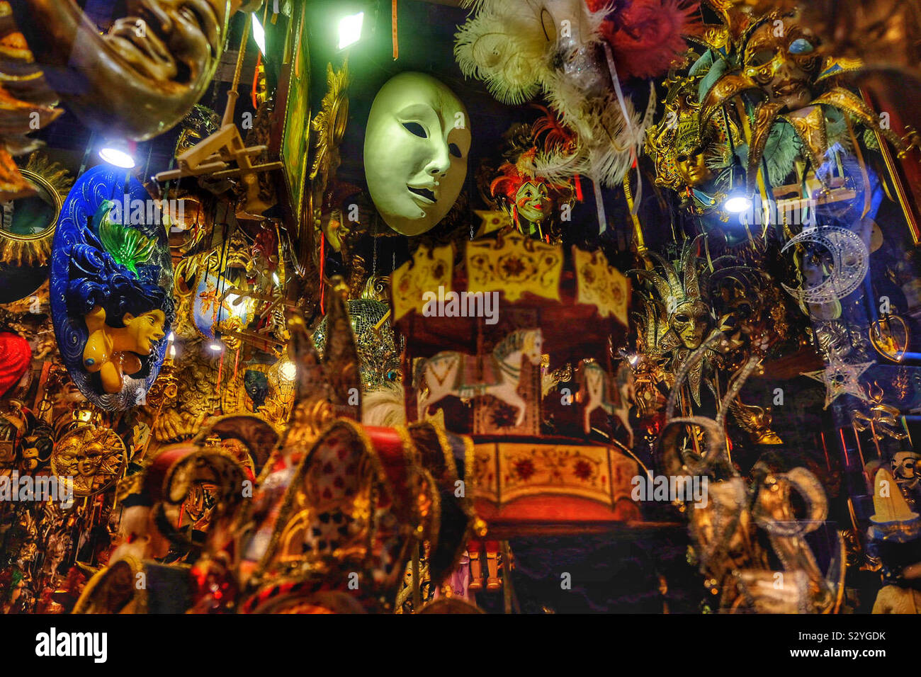 Venezianische Maskerade shop mit allen Arten von Masken und Schmuck zum Verkauf - Smartphone-aufgenommenes Stockfoto