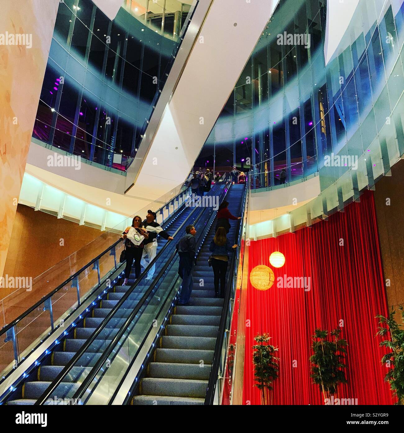 Fahrtreppen, Ocean Resort Casino, Atlantic City, New Jersey, United States - Smartphone-aufgenommenes Stockfoto