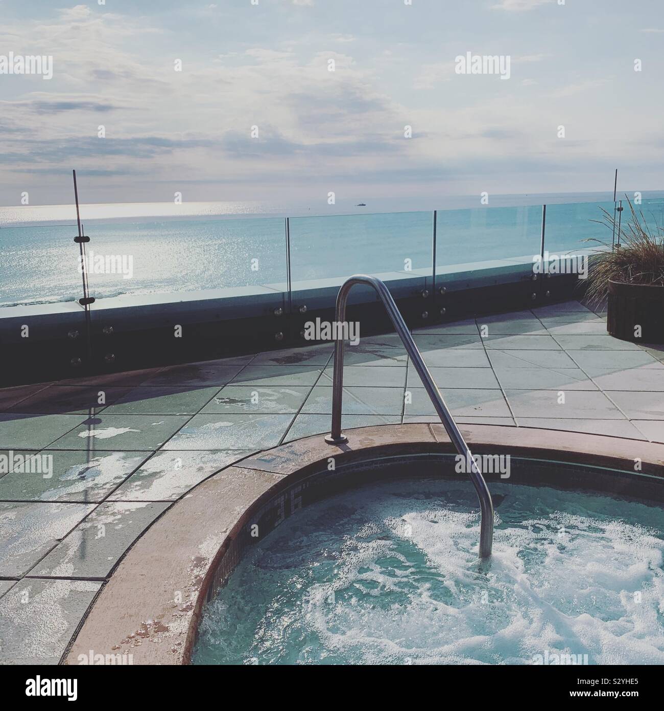 Whirlpool in der Nähe des Eclipse indoor/outdoor pool, Ocean Resort mit Casino, Atlantic City, New Jersey, United States - Smartphone-aufgenommenes Stockfoto