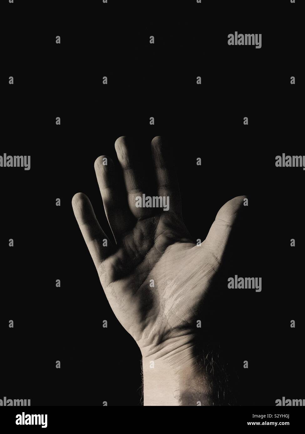 Auf schwarzem Hintergrund Hand - Smartphone-aufgenommenes Stockfoto