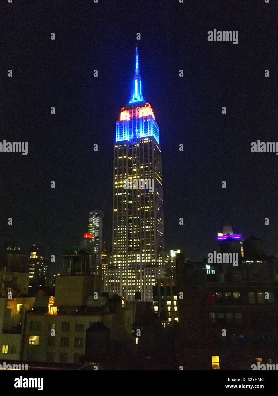 Das Empire State Building bei Nacht, New York City, Vereinigte Staaten von Amerika. - Smartphone-aufgenommenes Stockfoto