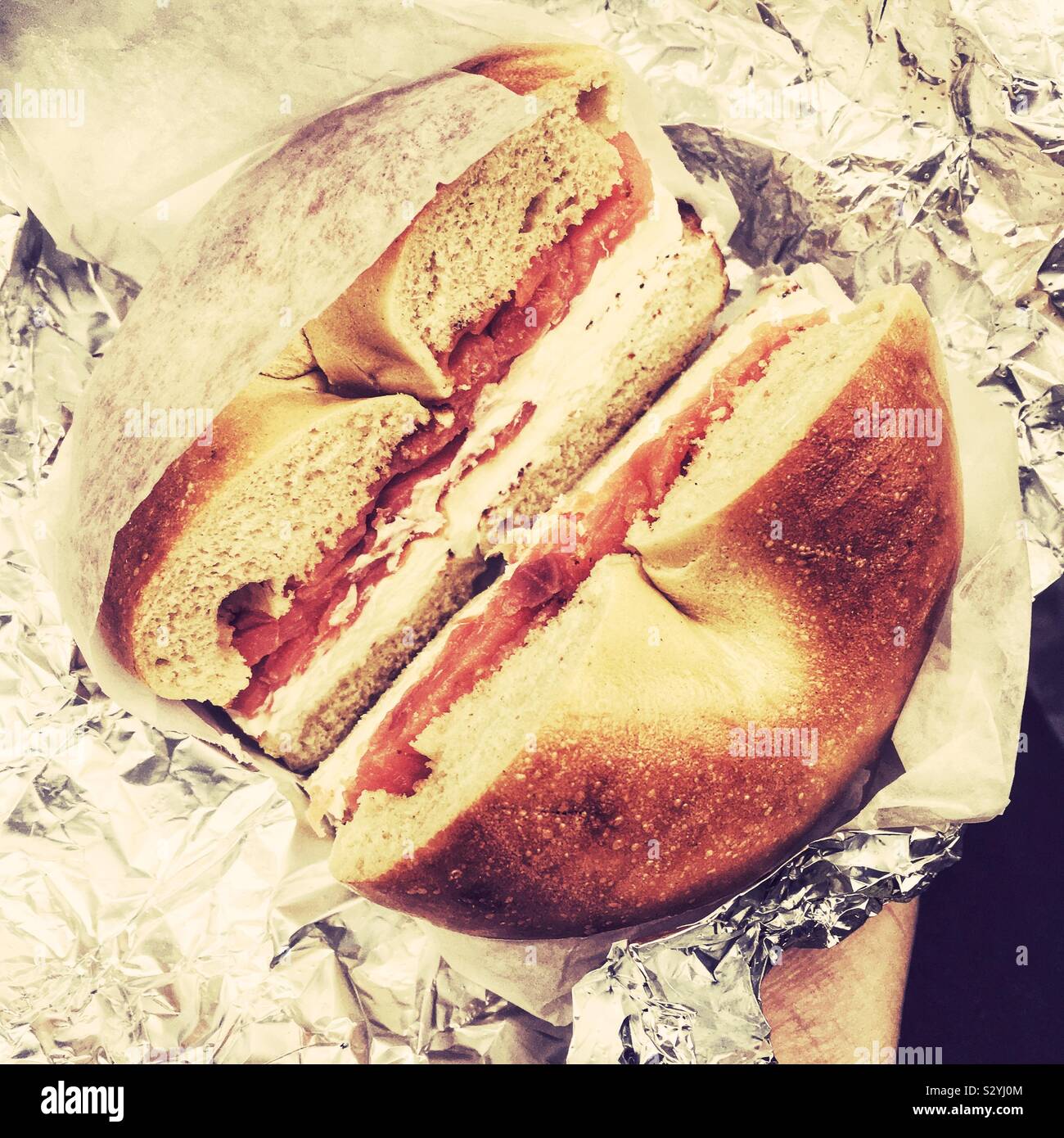 Geräucherter Lachs und Frischkäse Bagel, New York City, Vereinigte Staaten von Amerika. Stockfoto