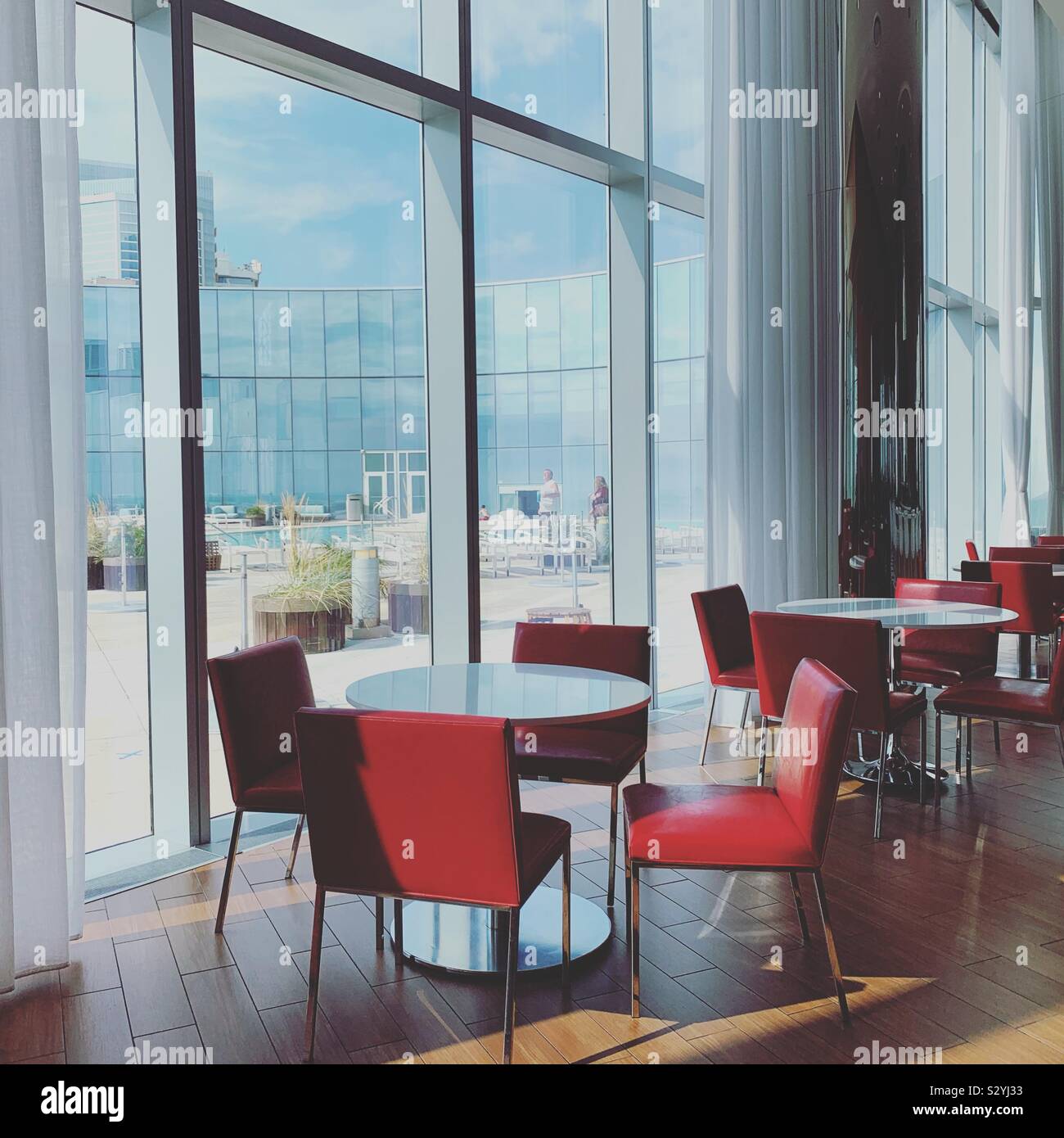 Tische und Stühle in der Nähe der Lobby, Ocean Resort mit Casino, Atlantic City, New Jersey, United States - Smartphone-aufgenommenes Stockfoto