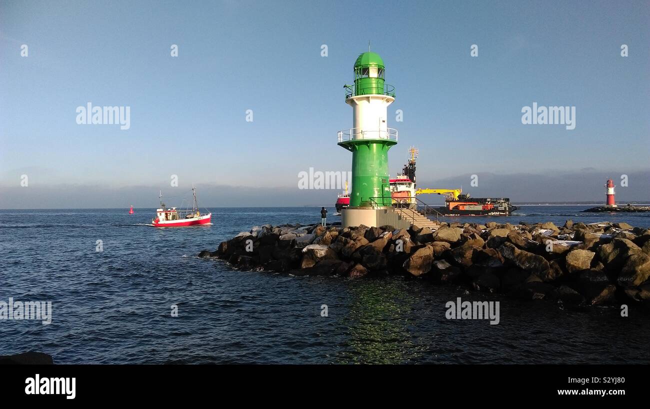 Fischerboot zu einem Ostsee Hafen kommen Stockfoto