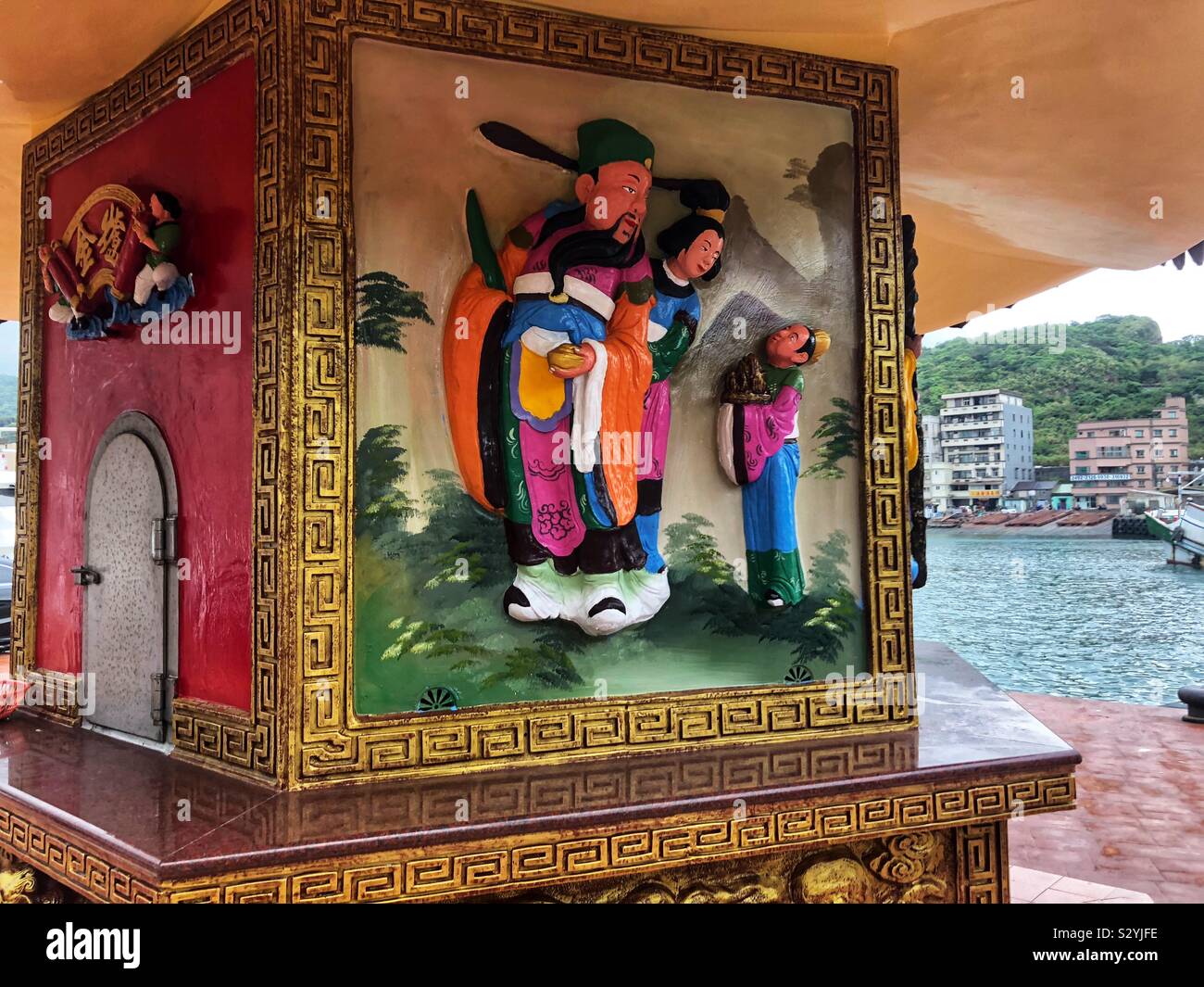 Dekorative traditionelle taiwanesische Kunst in einem Fischerdorf an der Nordküste von Taiwan. Stockfoto
