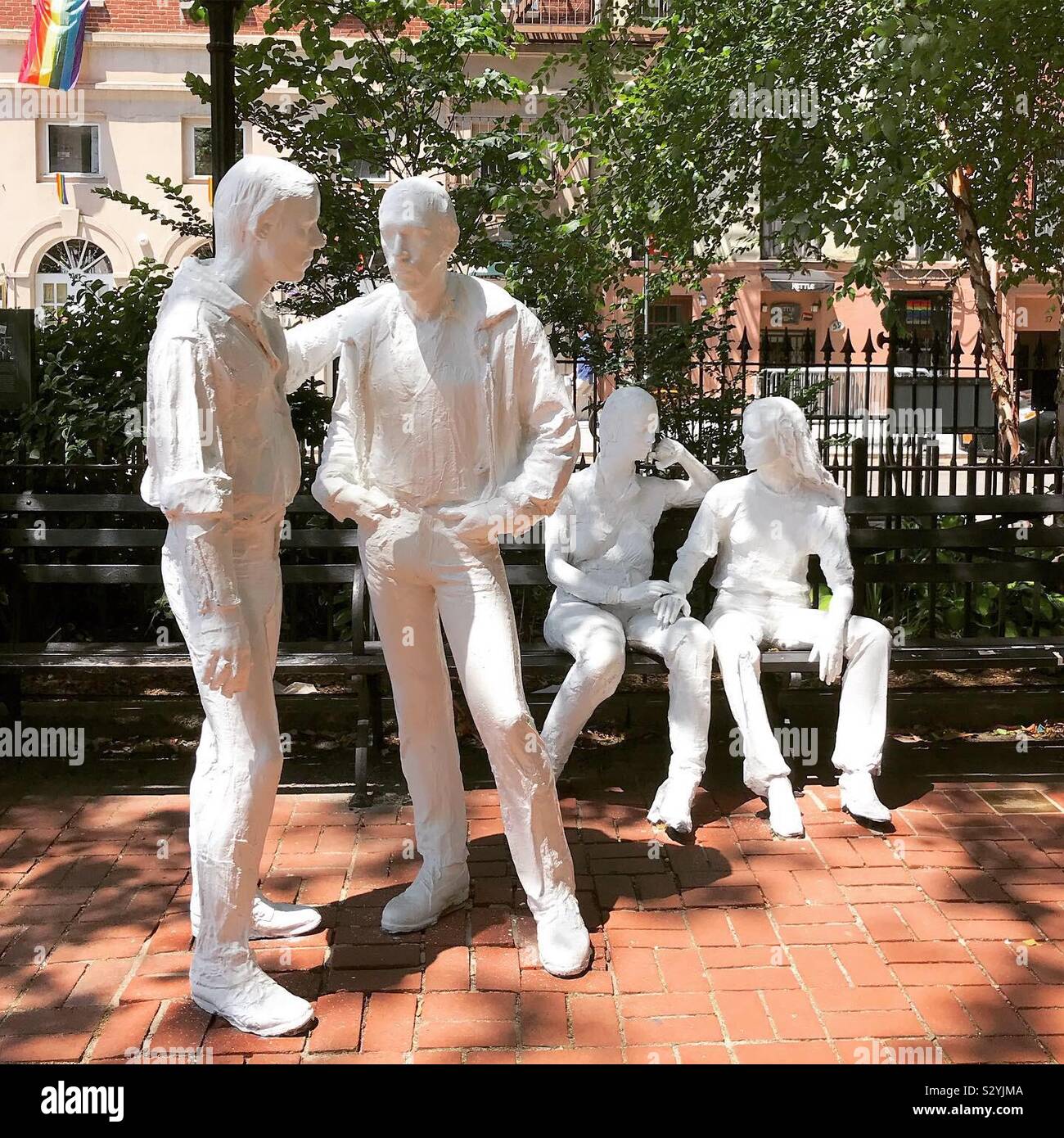 Gay Liberation Monument von George Segal außerhalb Stonewall Inn in New York Stockfoto
