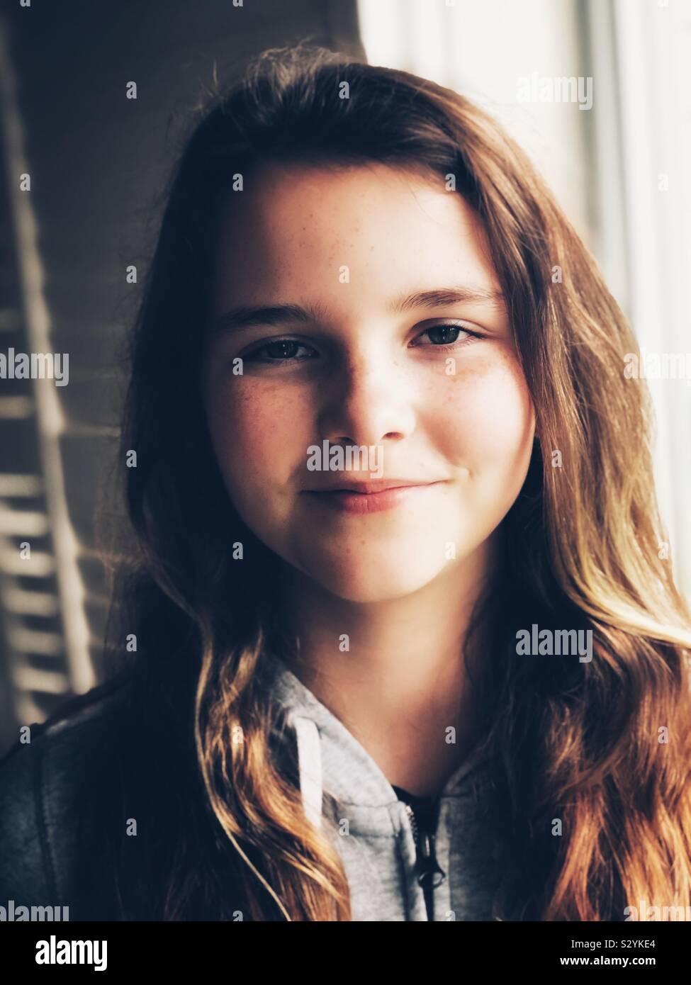 Porträt einer Kaukasischen 12 jährige Mädchen an Kamera suchen Stockfoto