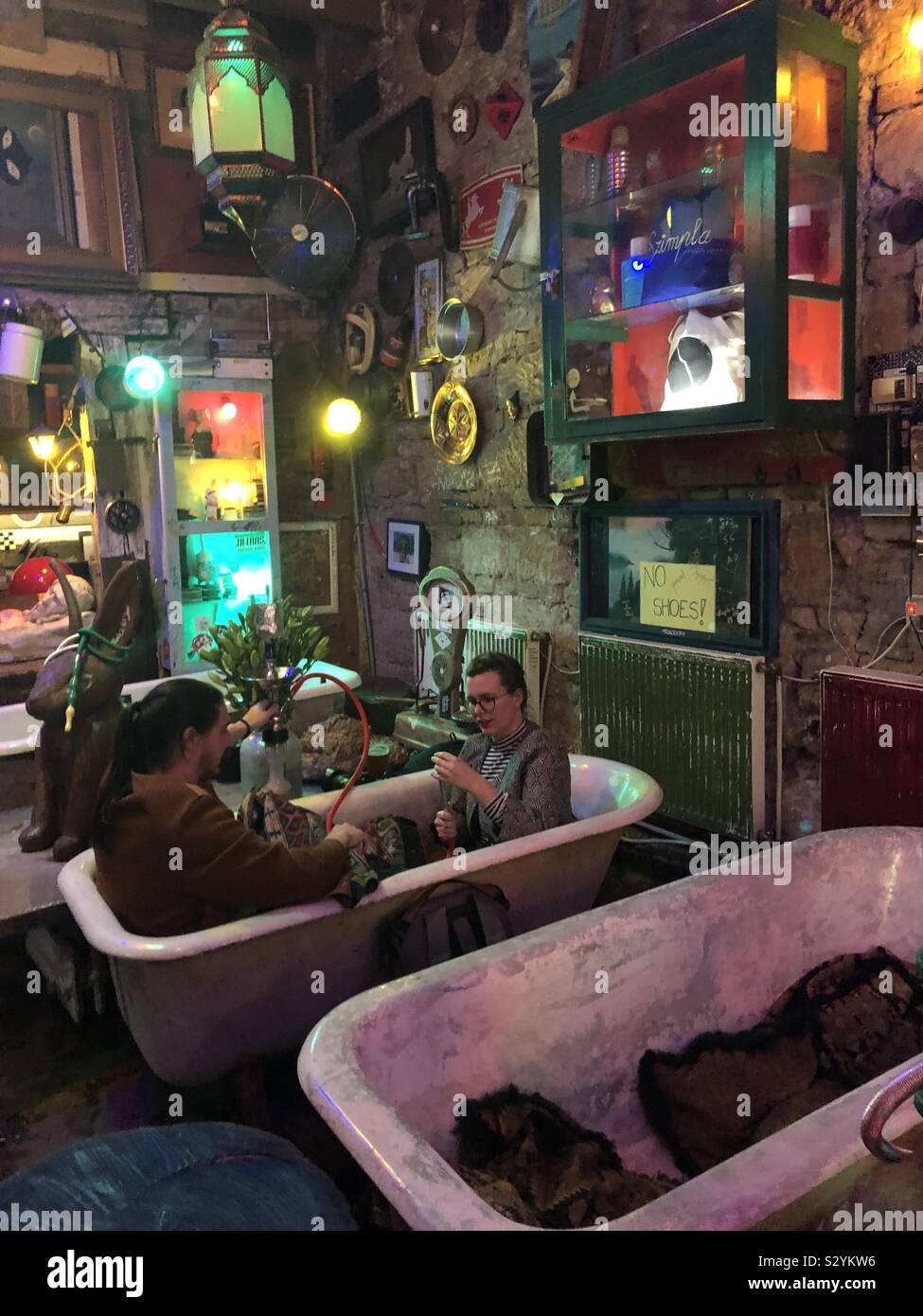 Menschen in eine Badewanne im szimpla Budapest Stockfoto
