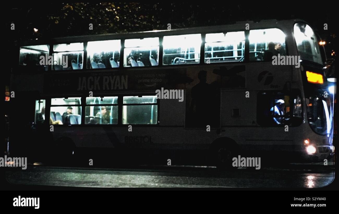 Night Bus in der Stadt Stockfoto