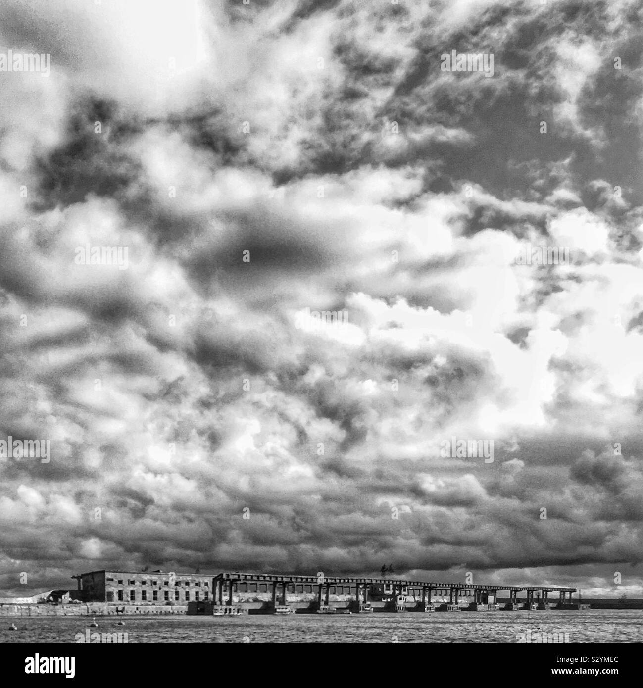 Hara Submarine Base einen Stillgelegten U-Boot Basis und viel Platz für Graffiti Kunst - Smartphone-aufgenommenes Stockfoto