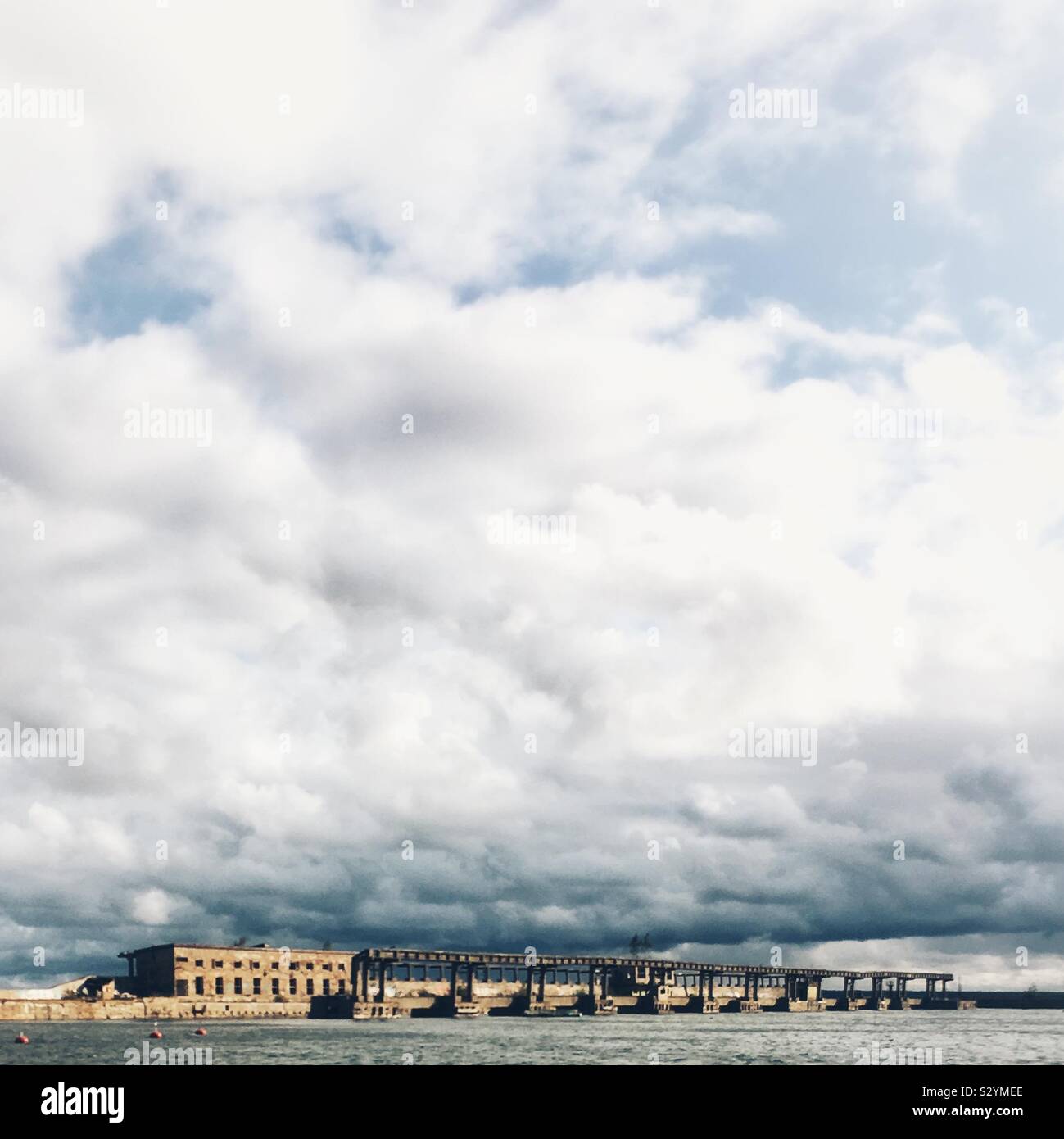 Hara Submarine Base einen Stillgelegten U-Boot Basis und viel Platz für Graffiti Kunst - Smartphone-aufgenommenes Stockfoto