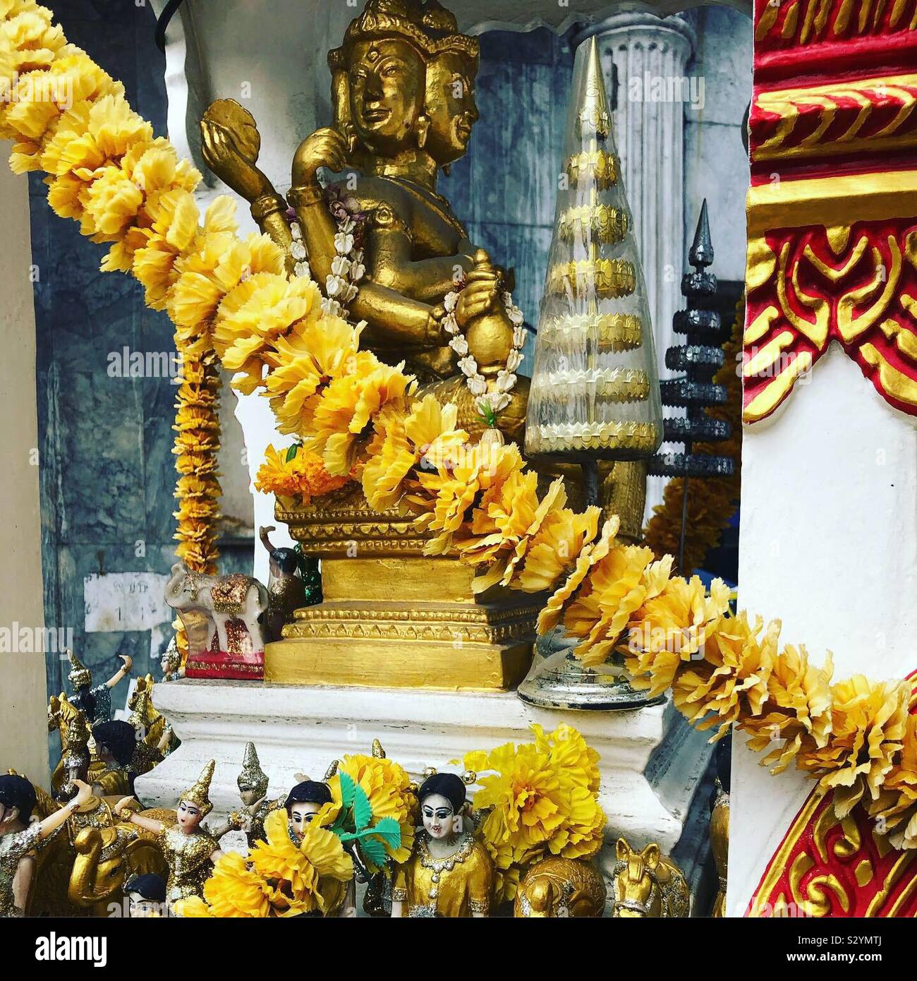 Ein buddhistisches Heiligtum in Bangkok, Thailand. - Smartphone-aufgenommenes Stockfoto