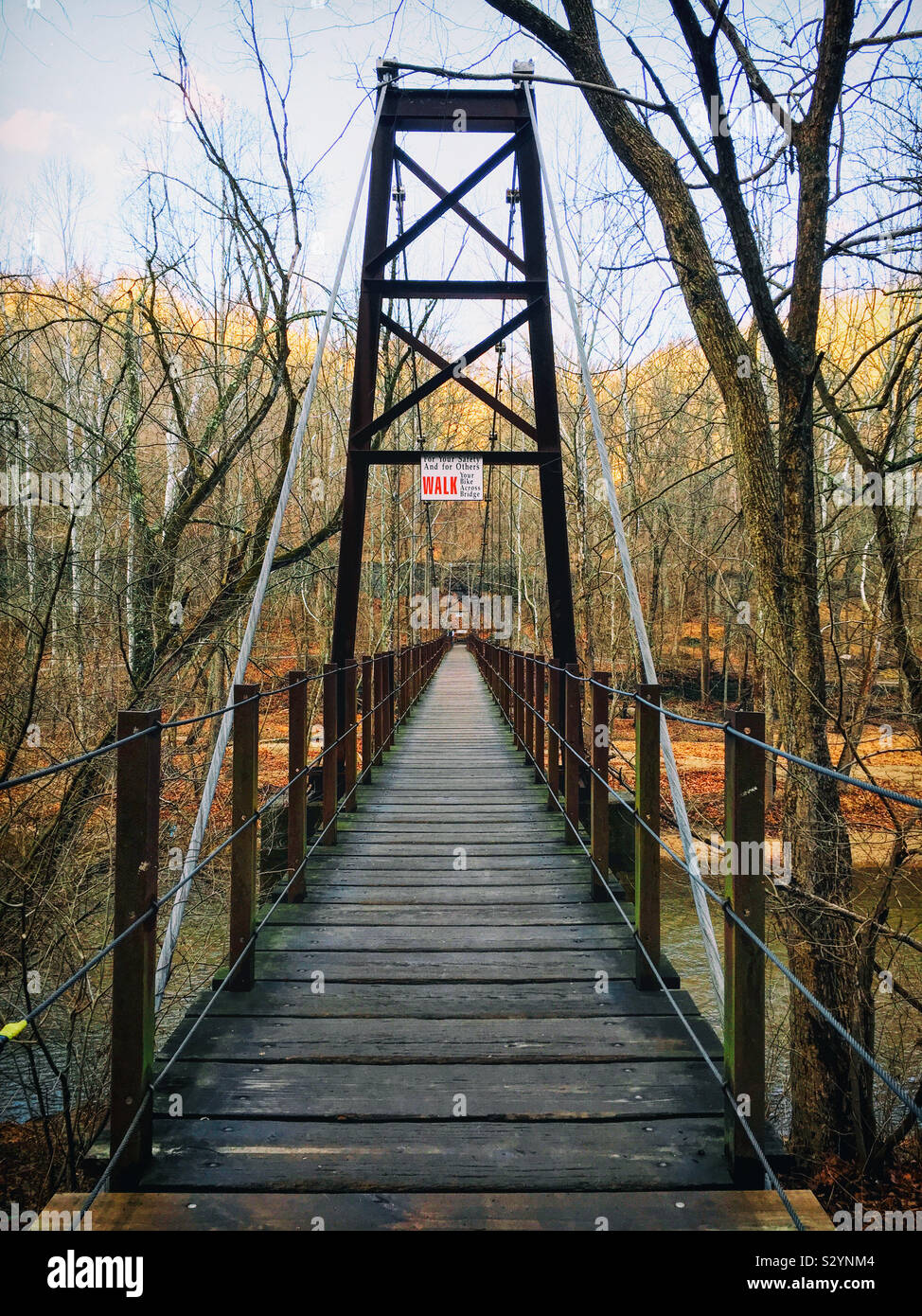 Die patapsco Swinging Bridge ist in Patapsco Valley State Park in Maryland, USA. Es ist eine Hängebrücke, bestehend aus einem holzdeck von großen Kabel unterstützt. Stockfoto
